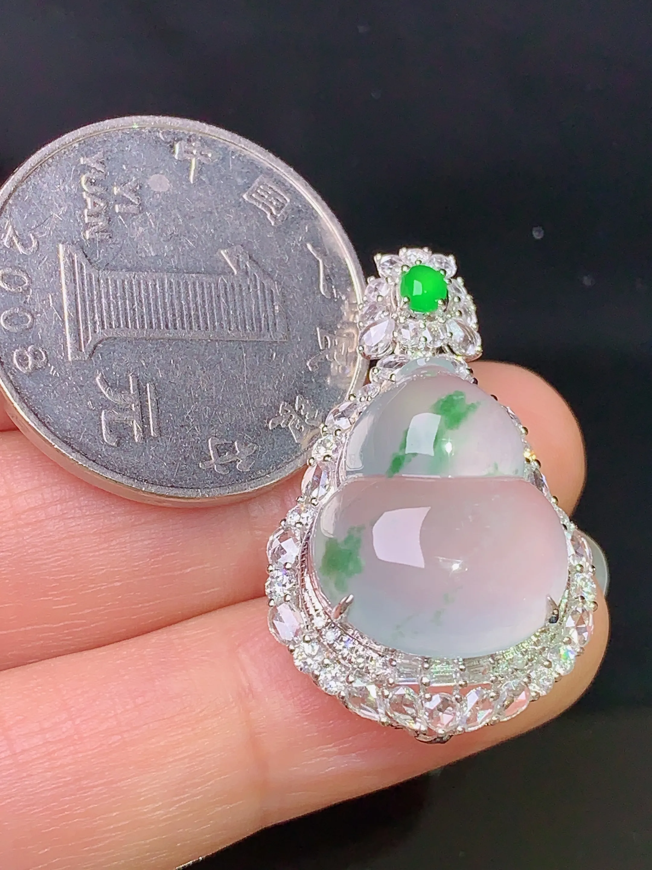 18k金钻镶嵌冰种葫芦吊坠 玉质细腻 色泽清新艳丽 整体尺寸31.2*19*12.3