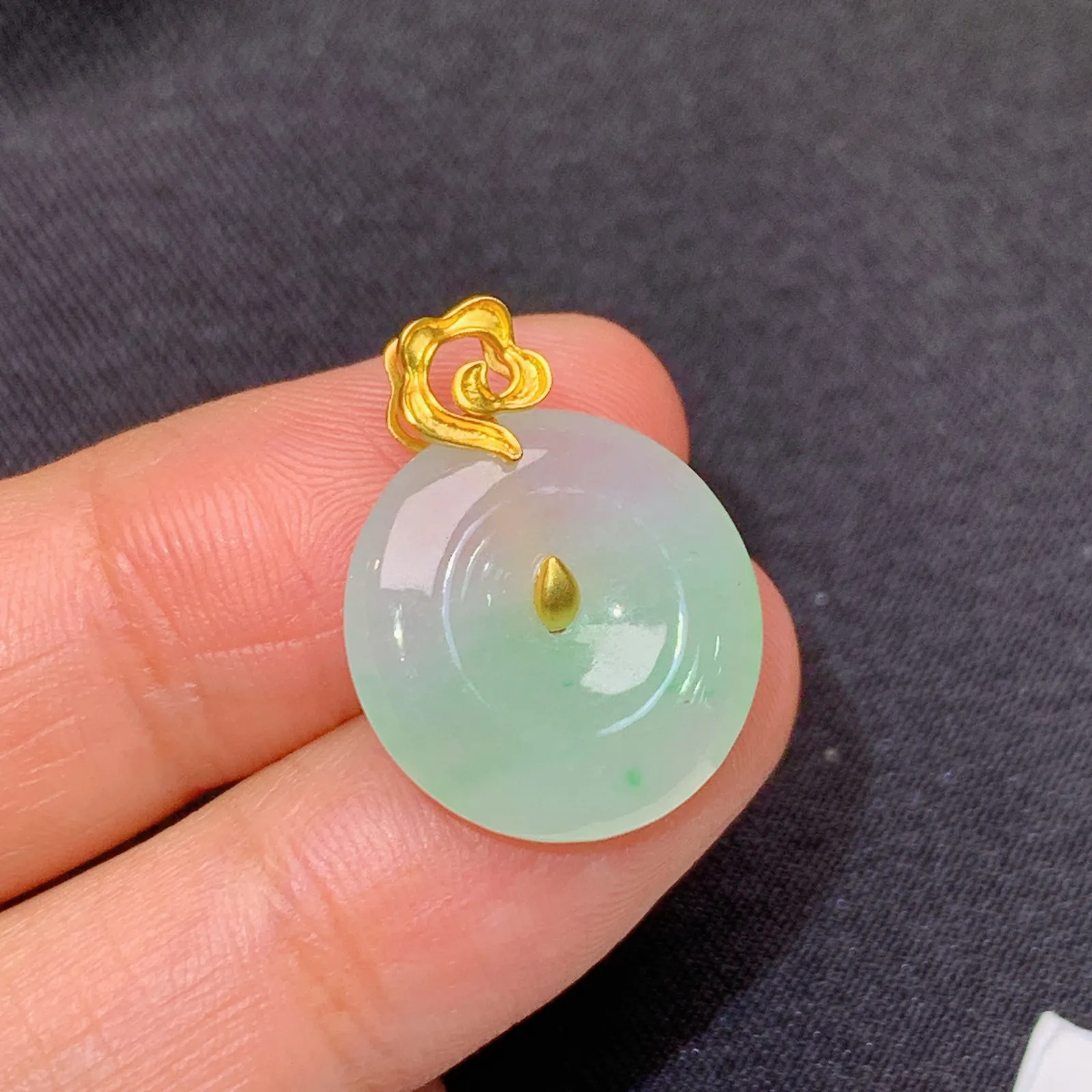 冰飘绿平安扣吊坠，18k金镶嵌，冰润细腻，种水足 尺寸20.2*16*3.6