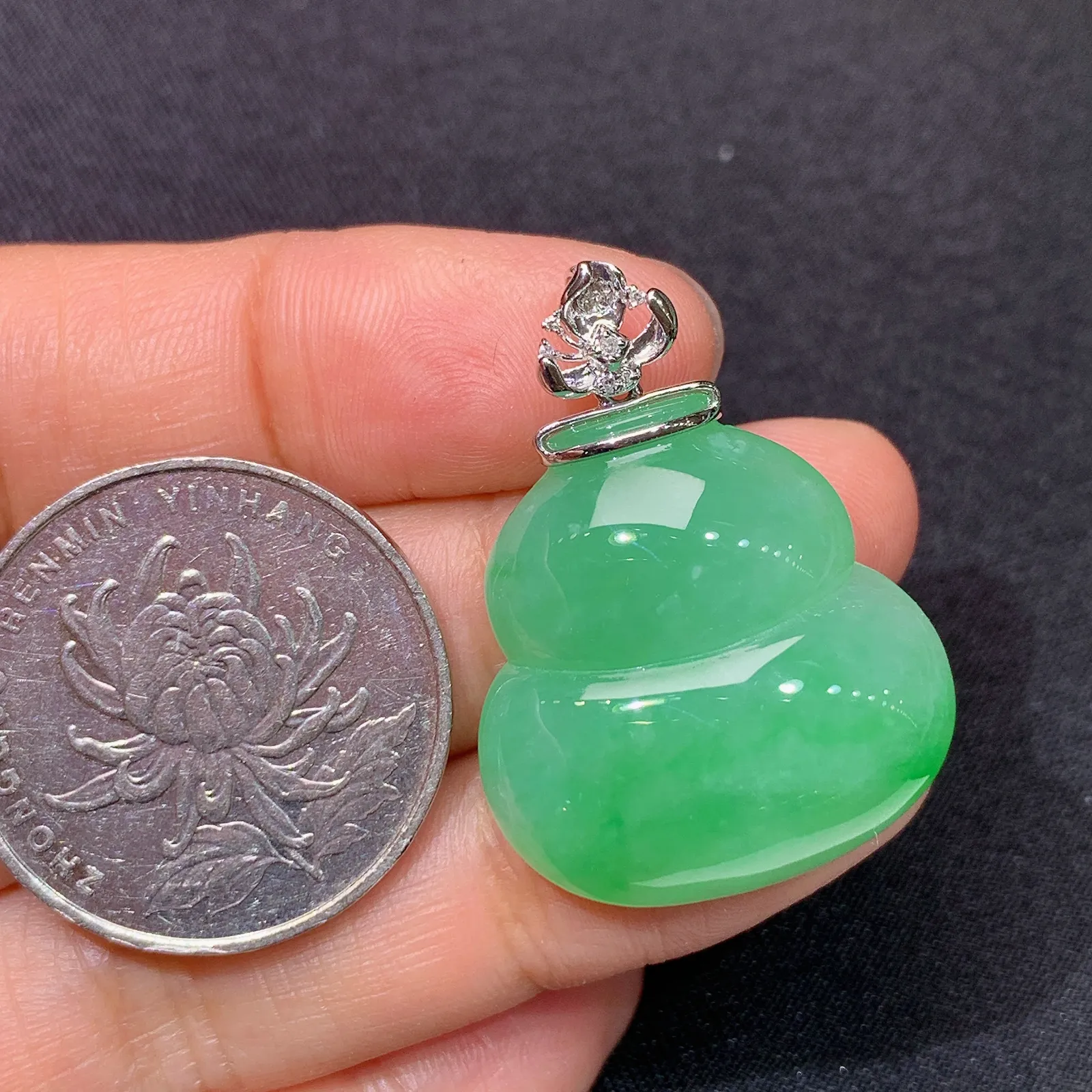 飘绿葫芦吊坠，18k金镶嵌，冰润饱满，玉质细腻，种水足 裸石23.6*23.3*7.5