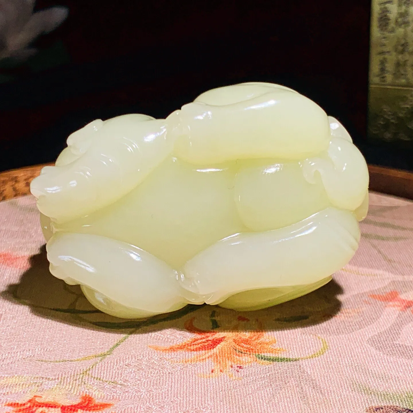 新疆若羌黄口料飘翠招财进宝貔貅把件。尺寸55.6/38.5/39.2重129.7克 玉质细腻油润 底色纯净 脂粉好，品质好。lt250908