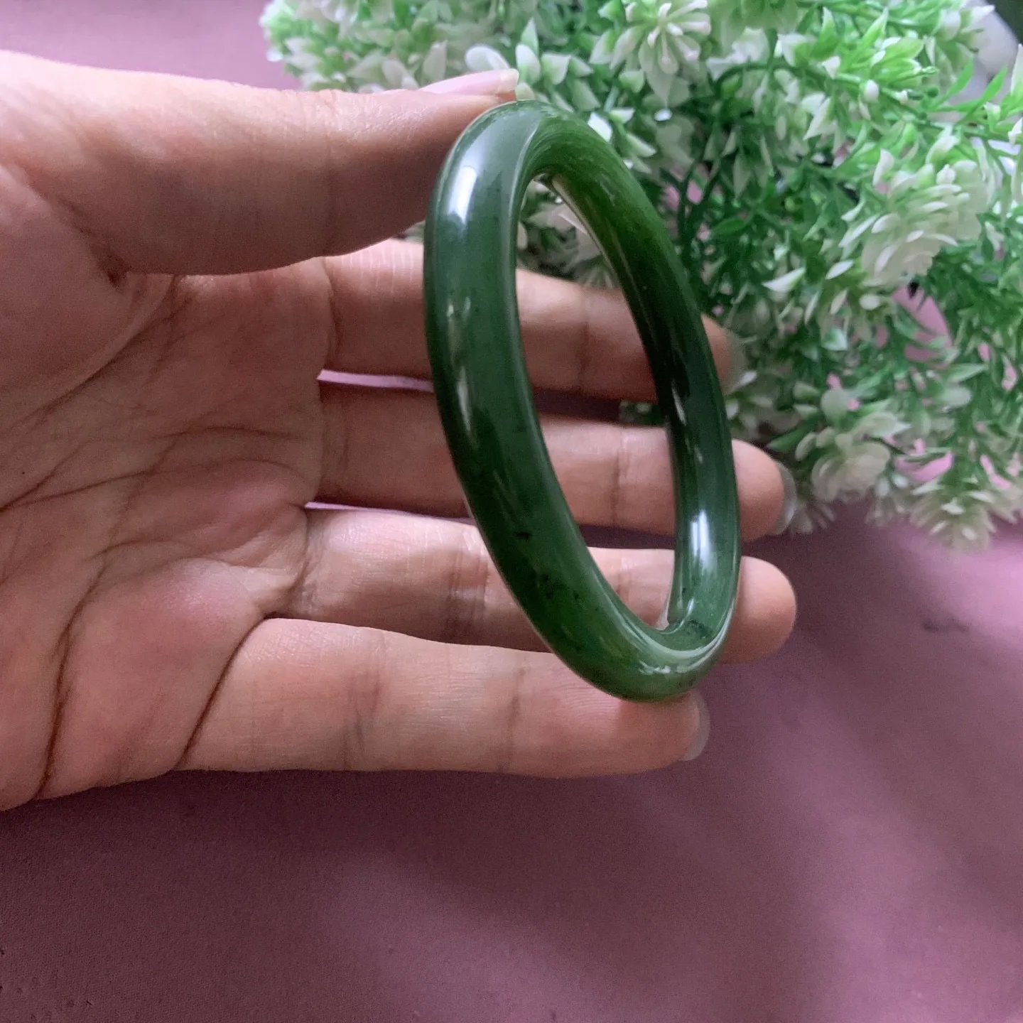 和田玉碧玉57圈口菠菜绿圆条手镯，圈口57宽9.8品质好，脂粉好，细腻油润，佩戴端庄典雅，低调内涵。