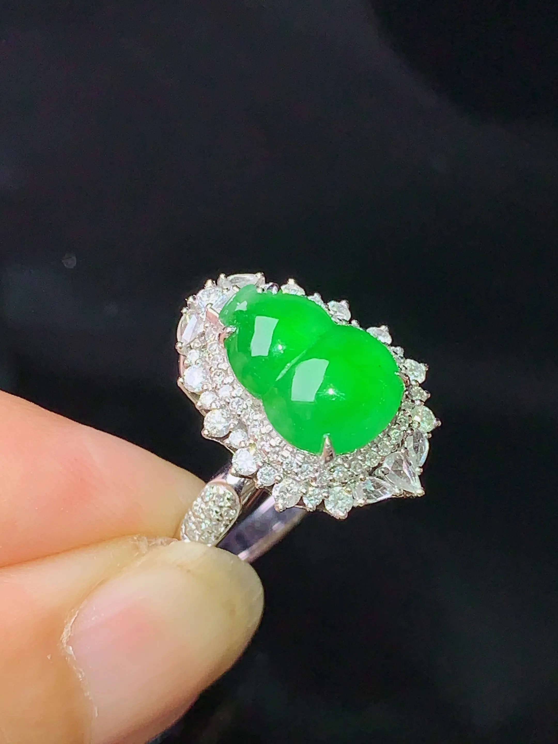 18k金钻镶嵌满绿葫芦戒指吊坠两用款 玉质细腻 色泽清新艳丽 圈口14 整体尺寸22.7*12.7*11