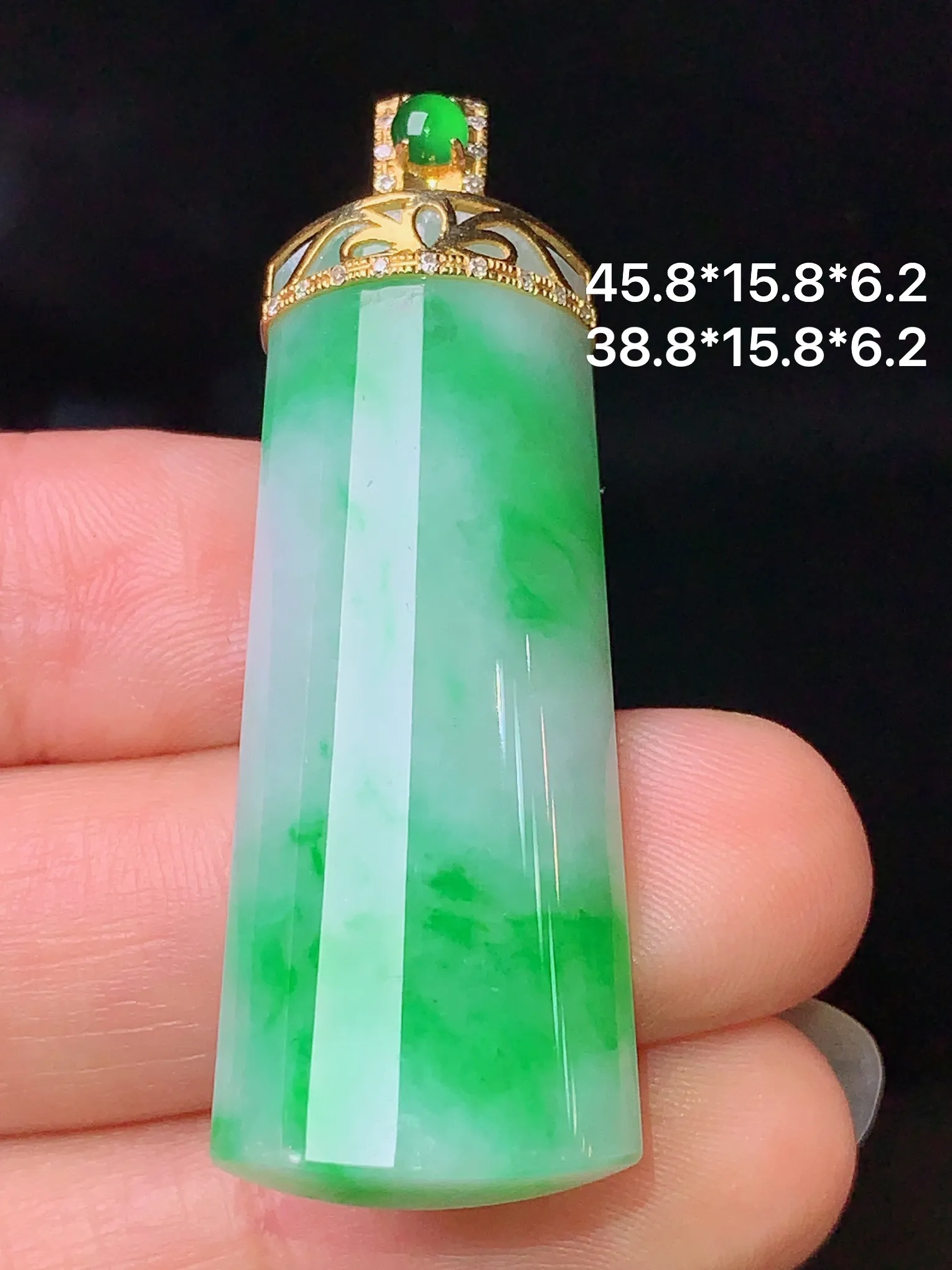18k金钻镶嵌飘绿无事柱吊坠 玉质细腻 色泽清新艳丽 整体尺寸45.8*15.8*6.2
