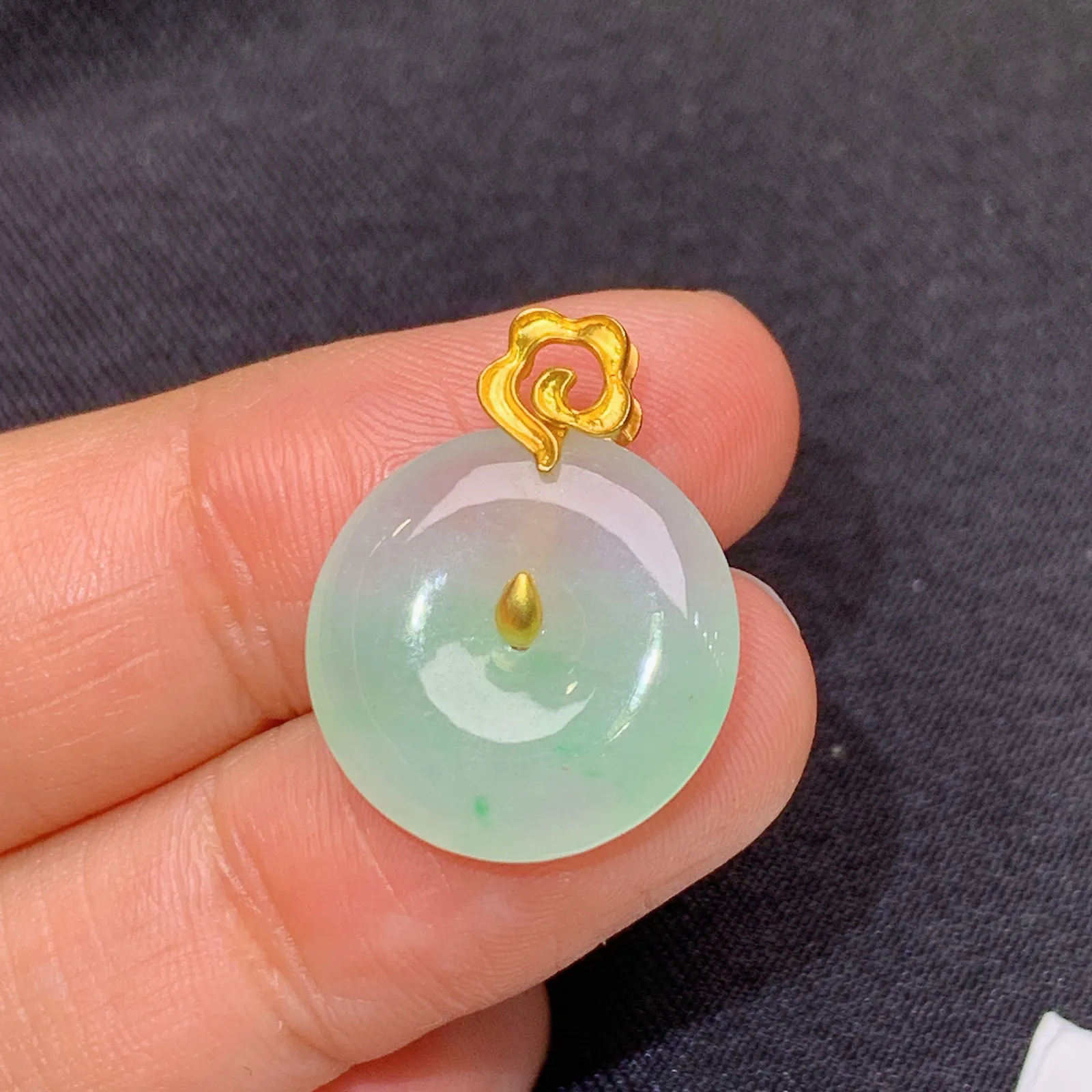 冰飘绿平安扣吊坠，18k金镶嵌，冰润细腻，种水足 尺寸20.2*16*3.6