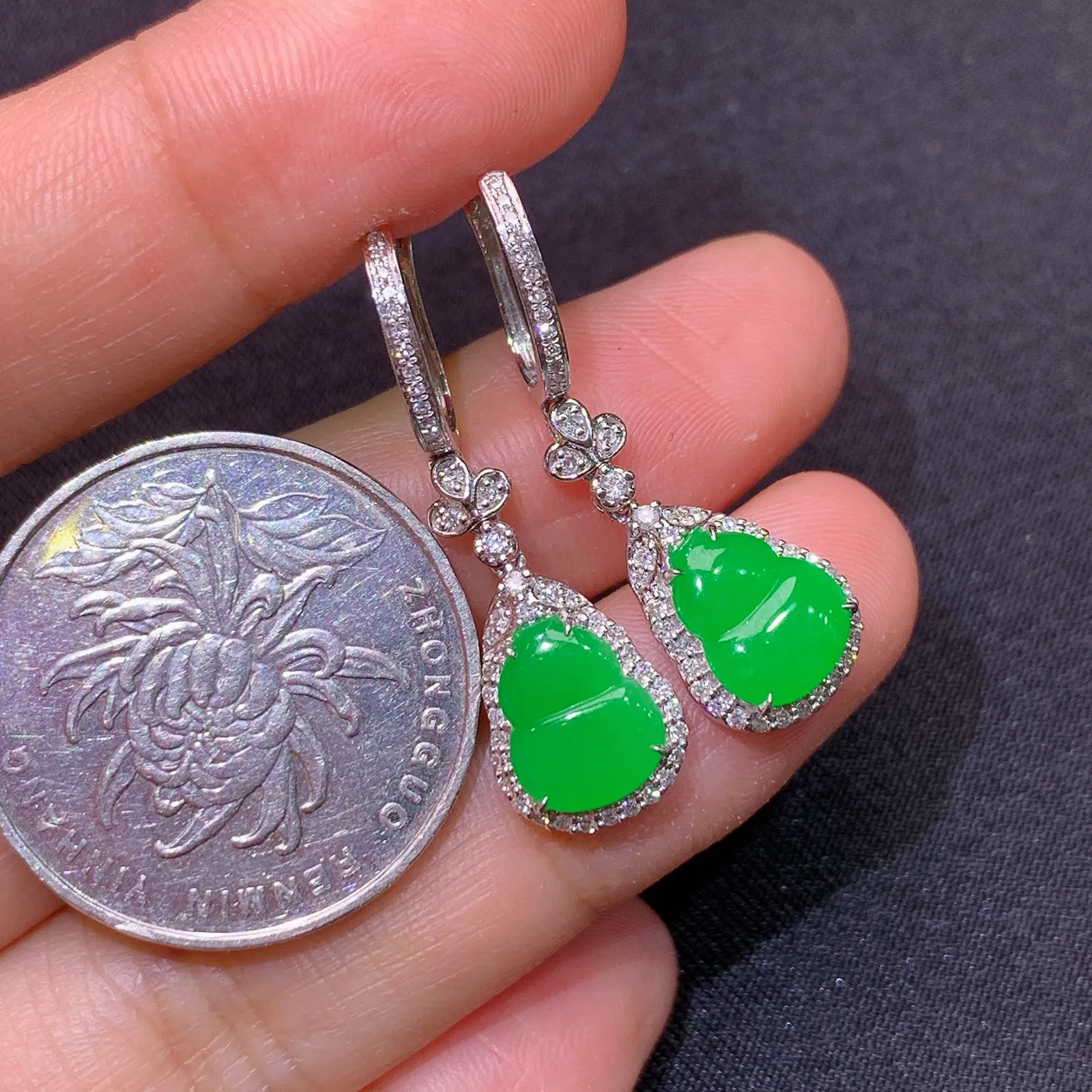 阳绿葫芦耳坠，18k金镶嵌，简约时尚，冰润色阳，种水足，Jc 尺寸8.8*7*2