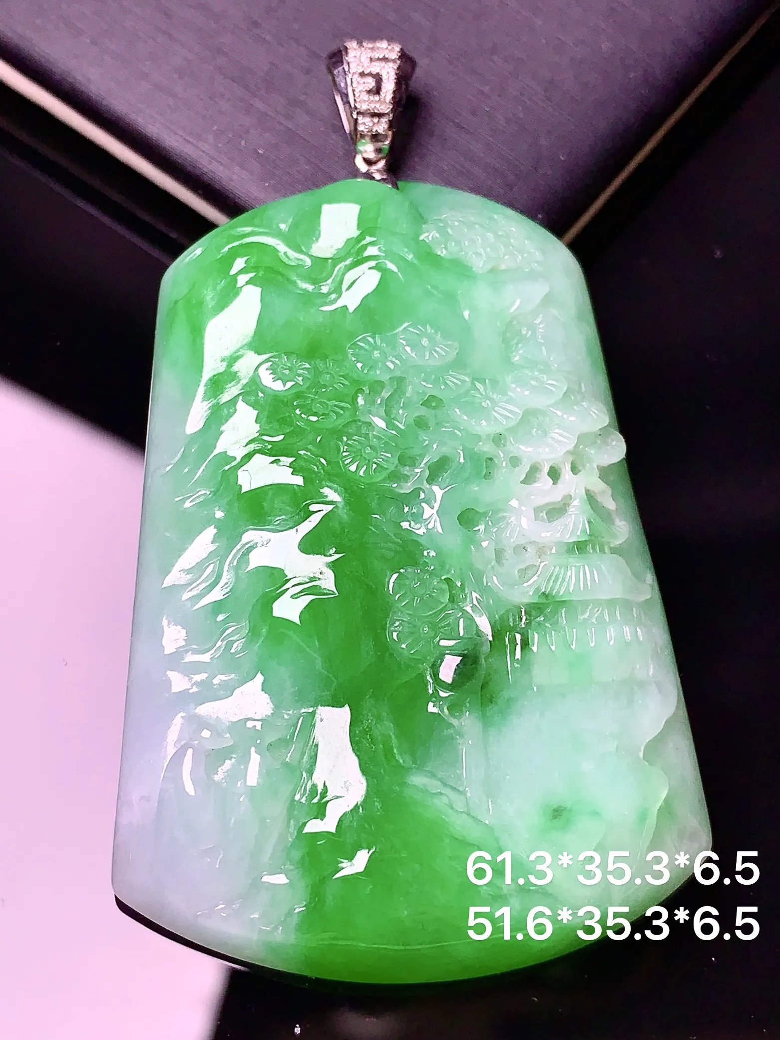 18k金镶嵌飘绿山水牌吊坠 玉质细腻 色泽清新艳丽 整体尺寸61.3*35.3*6.5