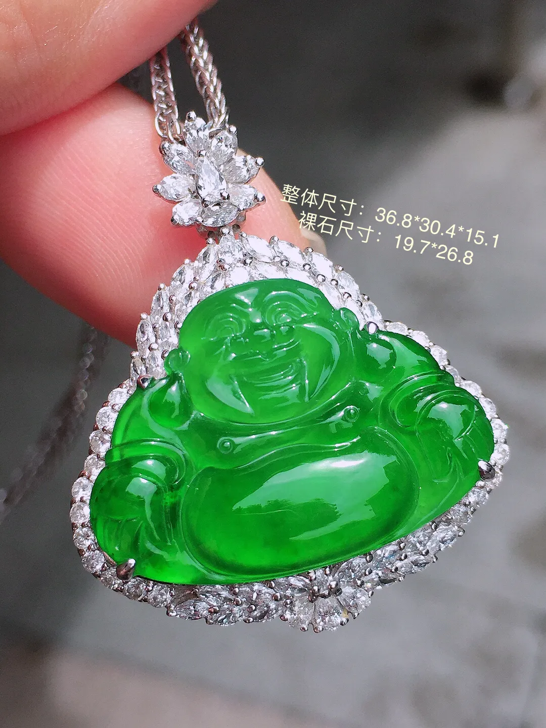 满绿佛公吊坠，色泽均匀艳丽，玉质细腻，荧光感超
强，饱满圆润，尽显优雅气质，18k
金豪华镶嵌