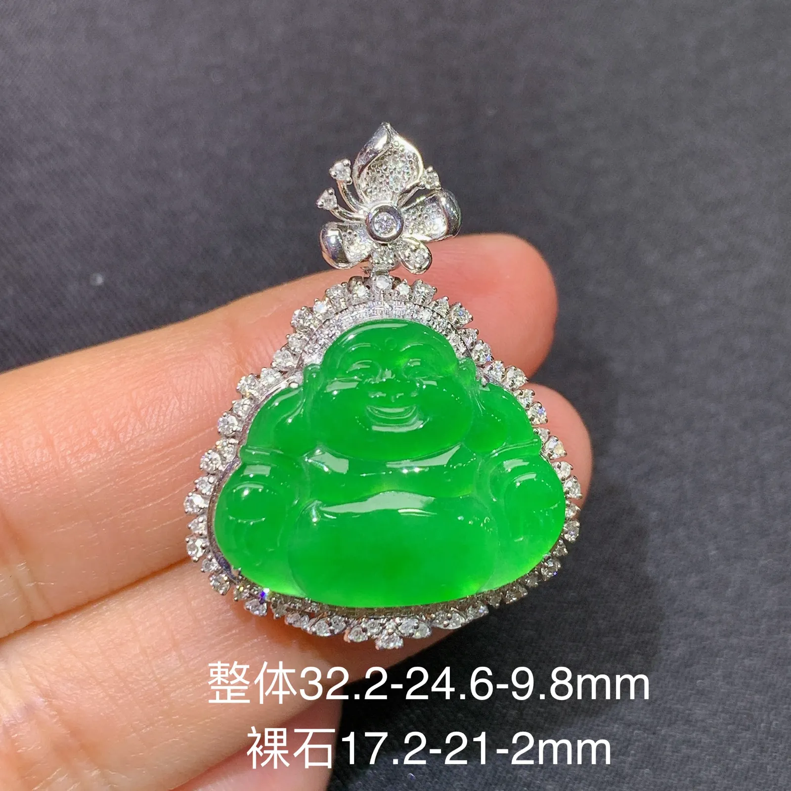 冰阳绿笑佛吊坠，18k金镶嵌，冰润色阳，品相好，种水足 尺寸32.2*24.6*9.8