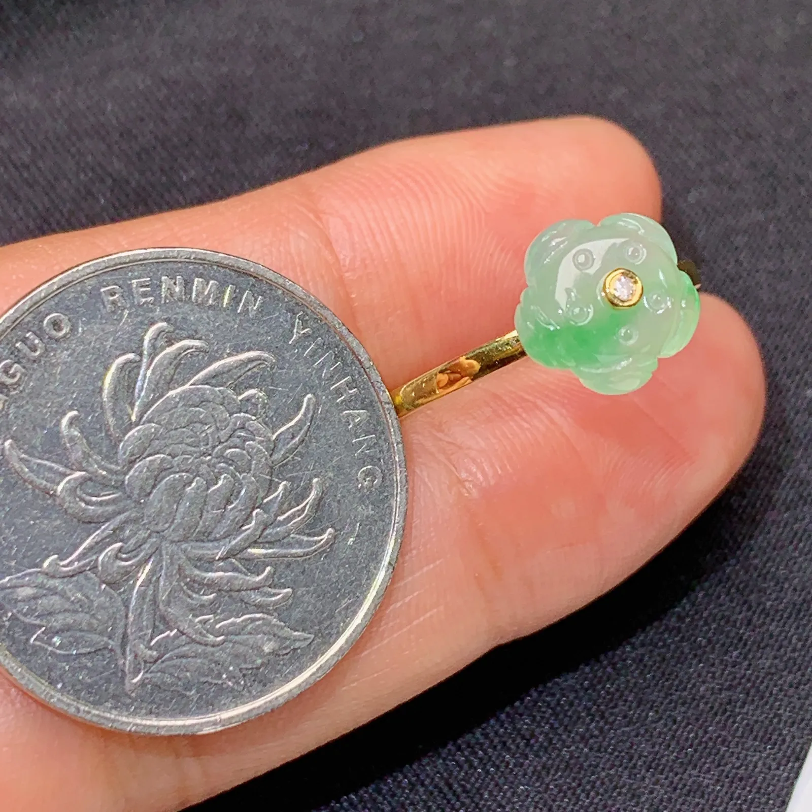 冰飘绿小花戒指，18k金镶嵌，简约时尚，冰润细腻，种水足 圈口14 裸石8.7*4.6