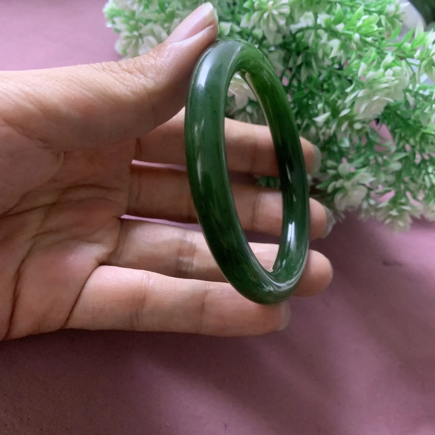 和田玉碧玉57圈口菠菜绿圆条手镯，圈口57宽9.8品质好，脂粉好，细腻油润，佩戴端庄典雅，低调内涵。