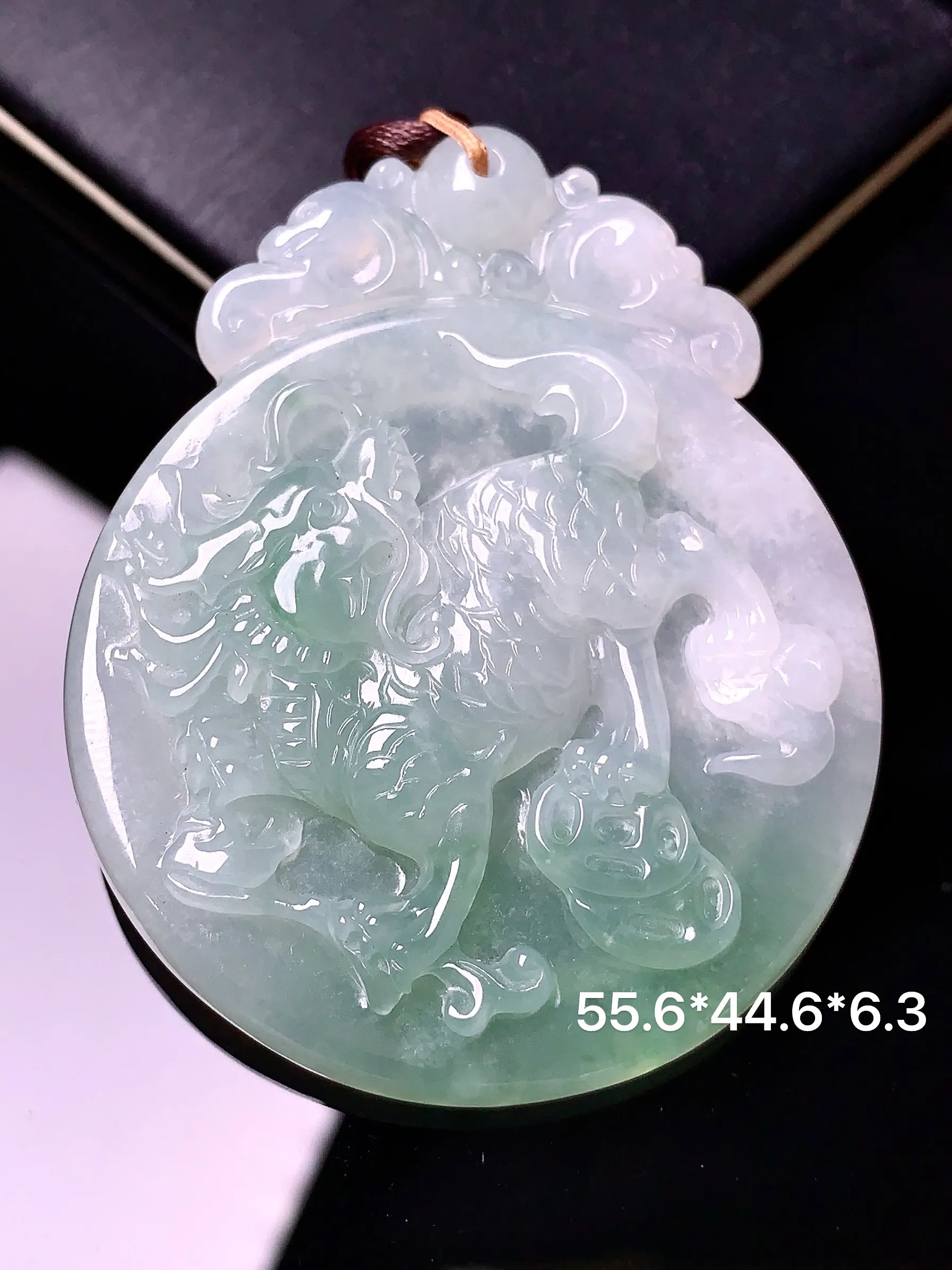 飘绿麒麟吊坠 玉质细腻 色泽清新艳丽 整体尺寸55.6*44.6*6.3