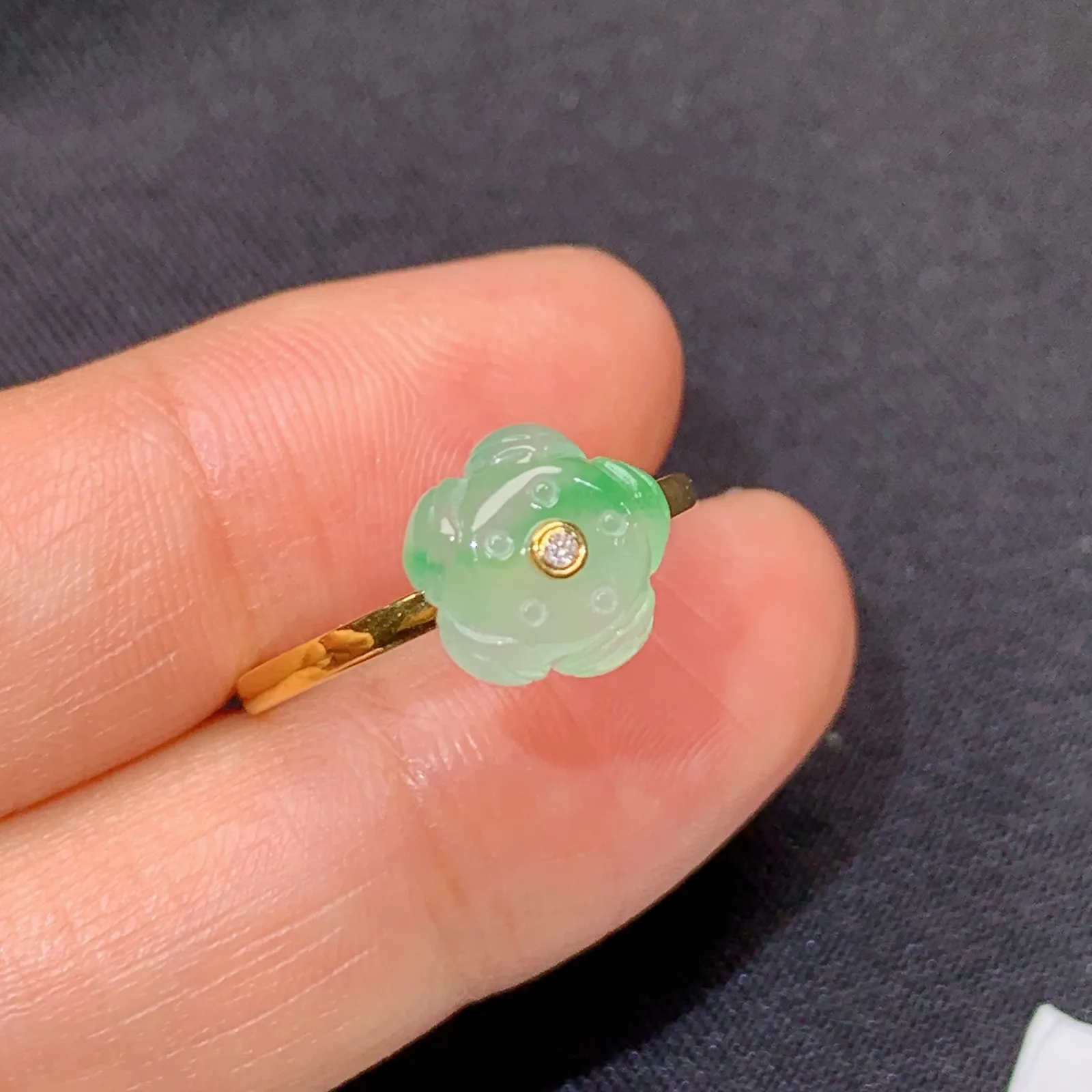 冰飘绿小花戒指，18k金镶嵌，简约时尚，冰润细腻，种水足 圈口14 裸石8.7*4.6