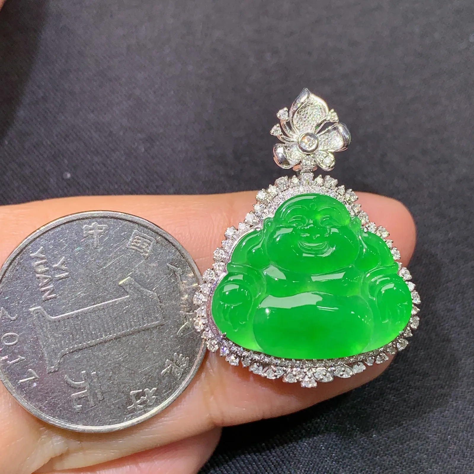 冰阳绿笑佛吊坠，18k金镶嵌，冰润色阳，品相好，种水足 尺寸32.2*24.6*9.8