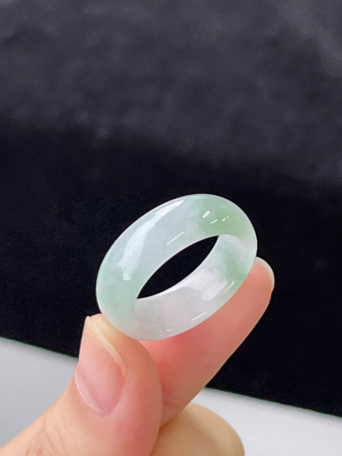 翡翠冰糯种飘绿戒指