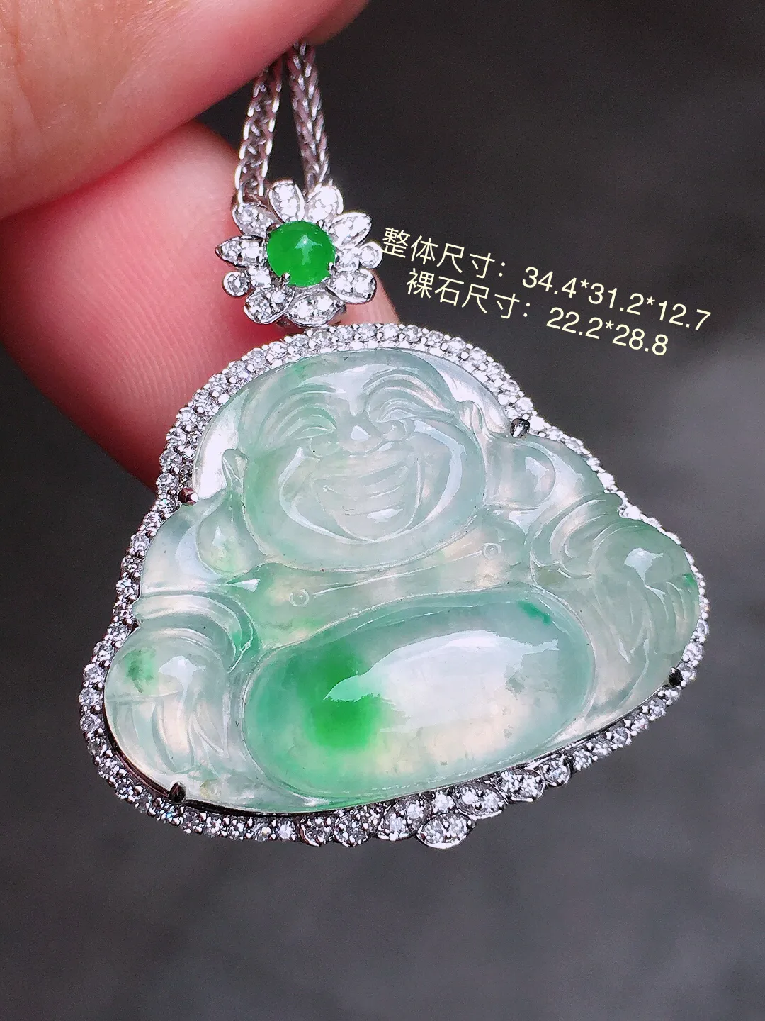 飘绿佛公吊坠，色泽艳丽，玉质细腻，荧光感超
强，饱满圆润，尽显优雅气质，18k
金豪华镶嵌