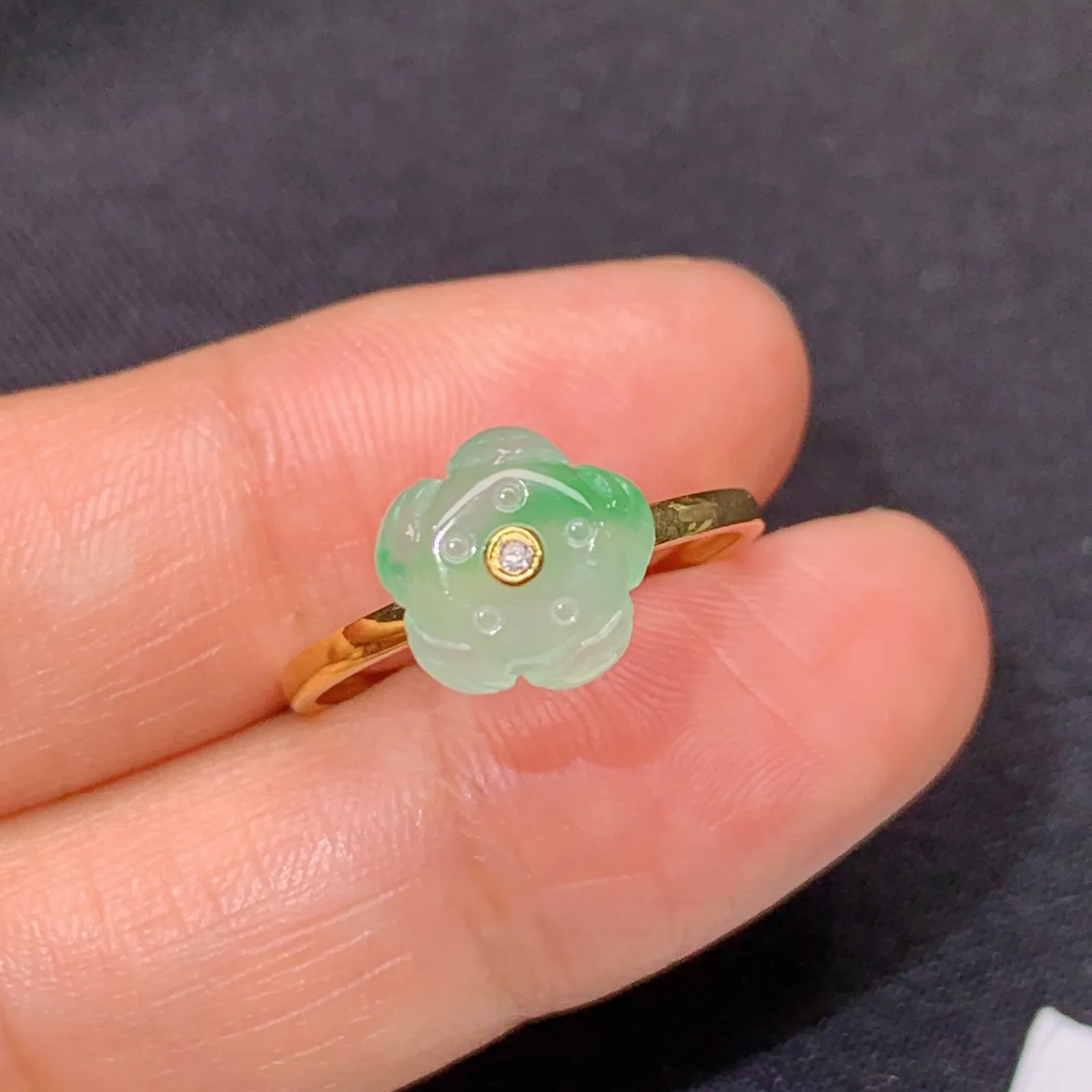 冰飘绿小花戒指，18k金镶嵌，简约时尚，冰润细腻，种水足 圈口14 裸石8.7*4.6