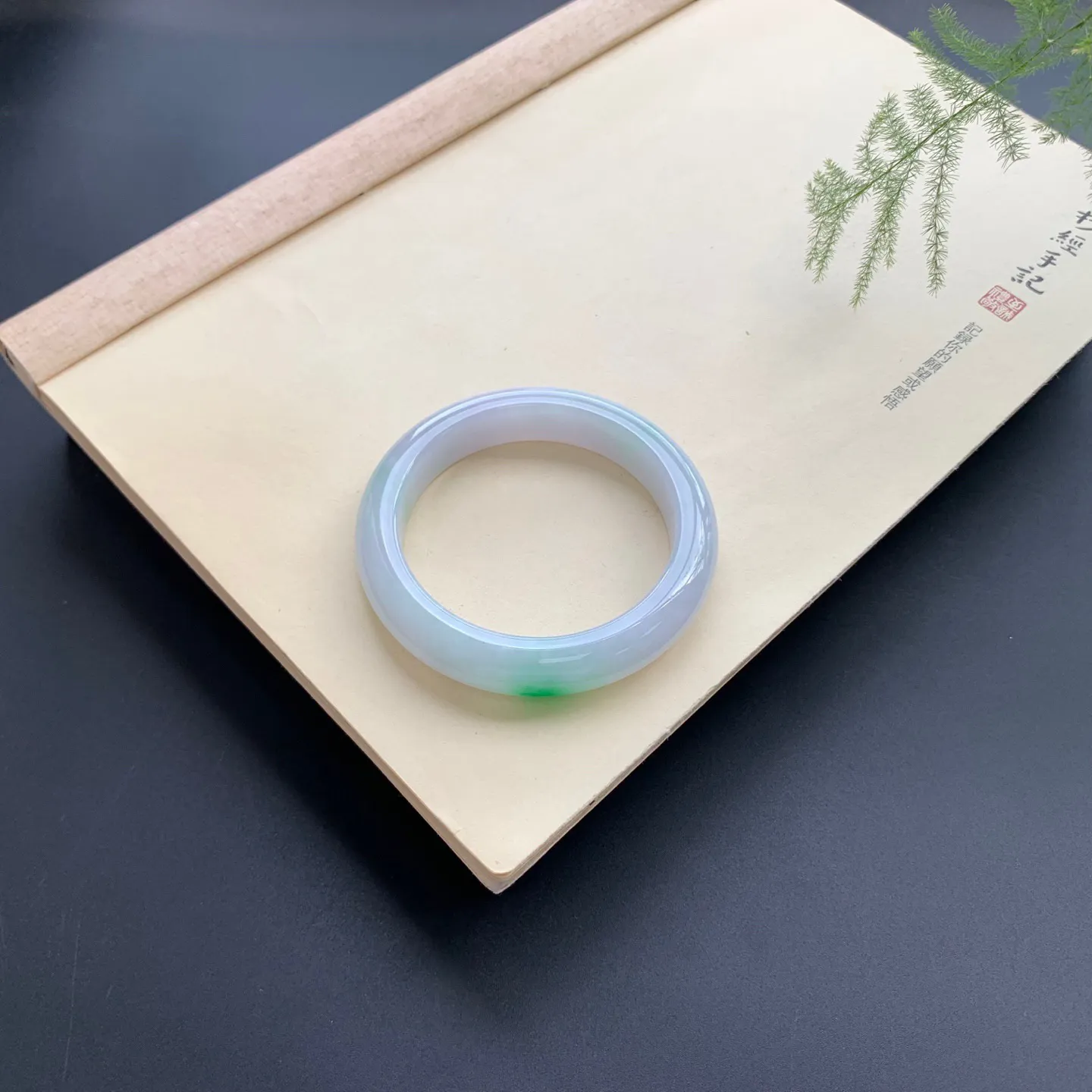 56圈口飘绿正圈手镯 尺寸：56-12.6-9.6，无纹裂，细腻光滑，版型厚装