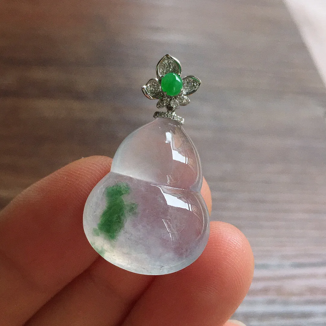 冰飘花葫芦吊坠，18k金镶嵌，冰润饱满，玉质细腻，种水足 裸石23.6*18.5*8.3