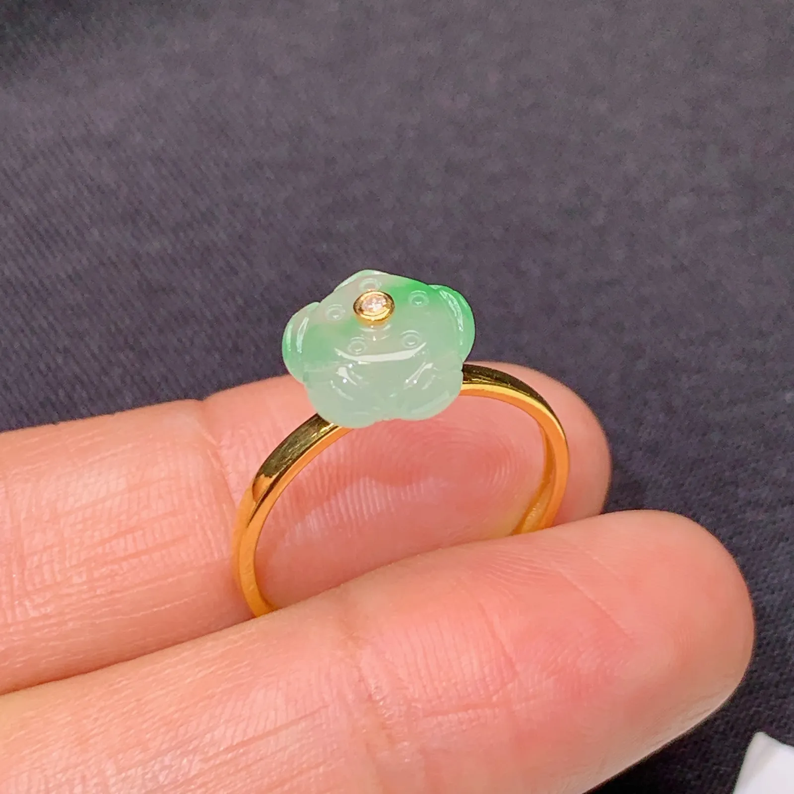 冰飘绿小花戒指，18k金镶嵌，简约时尚，冰润细腻，种水足 圈口14 裸石8.7*4.6