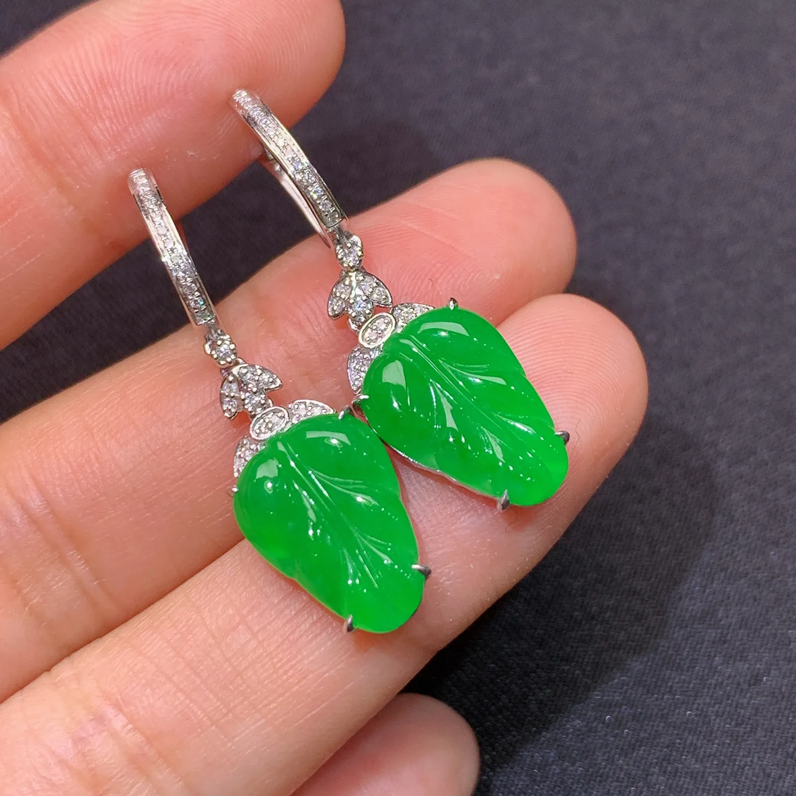 阳绿树叶耳坠，18k金镶嵌，简约时尚，冰润色阳，种水足 Jc 尺寸13.5*9.5*2