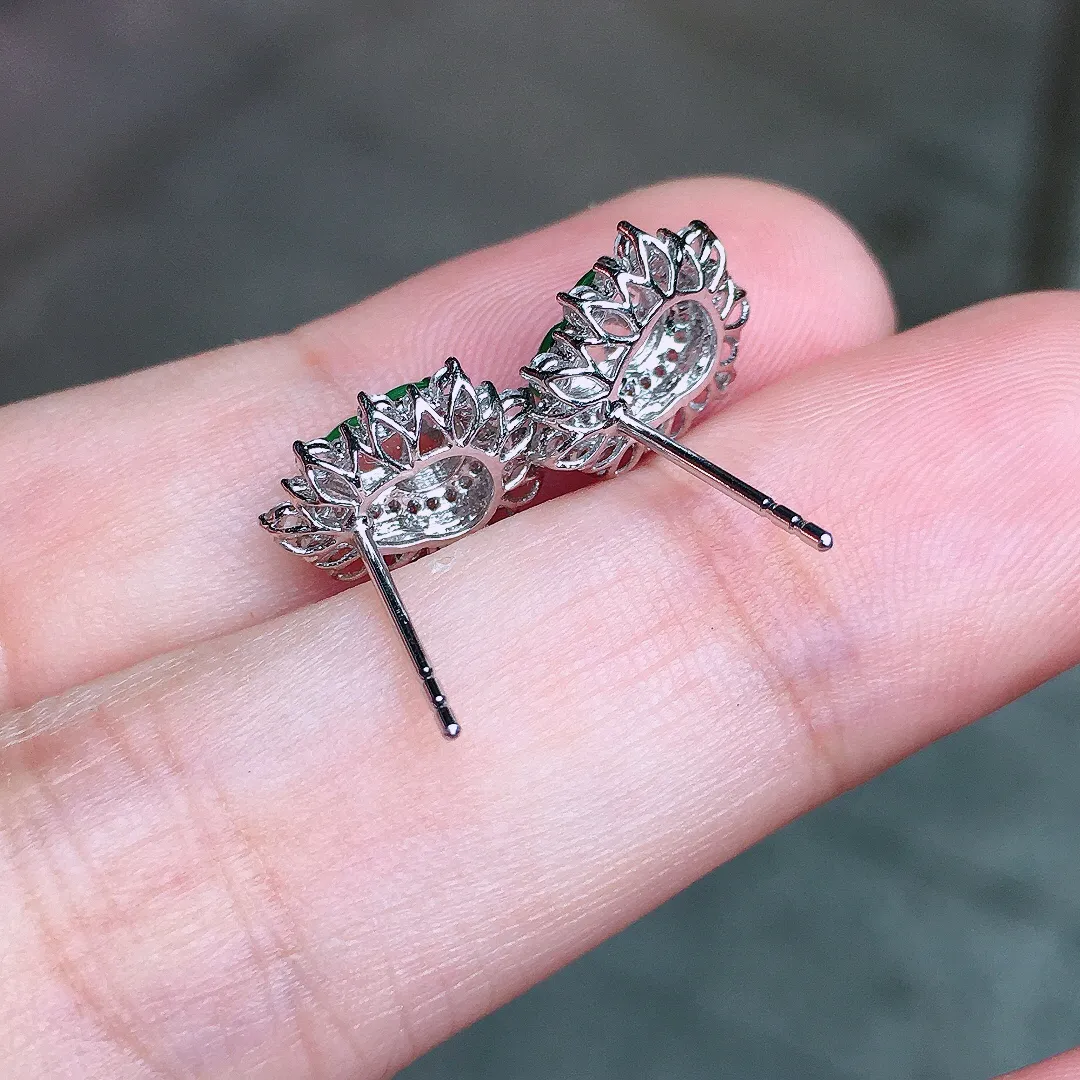 阳绿葫芦耳钉，色泽均匀艳丽，玉质细腻，荧光感超
强，饱满圆润，尽显优雅气质，18k
金豪华镶嵌