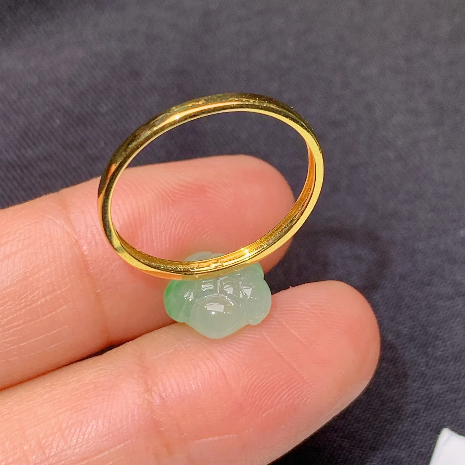 冰飘绿小花戒指，18k金镶嵌，简约时尚，冰润细腻，种水足 圈口14 裸石8.7*4.6