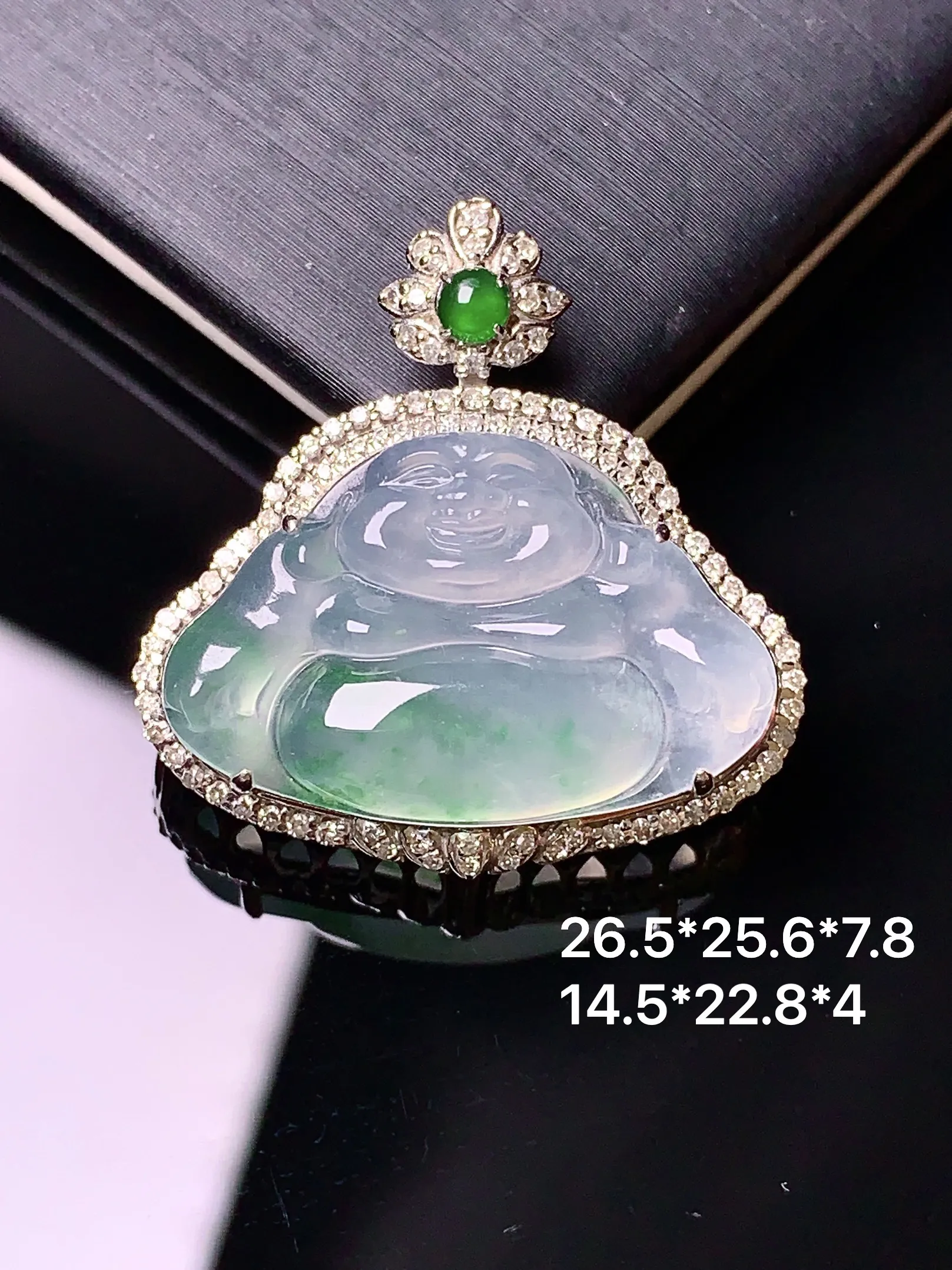 18k金钻镶嵌冰种飘绿吊坠 玉质细腻 色泽清新艳丽 整体尺寸26.5*25.6*7.8