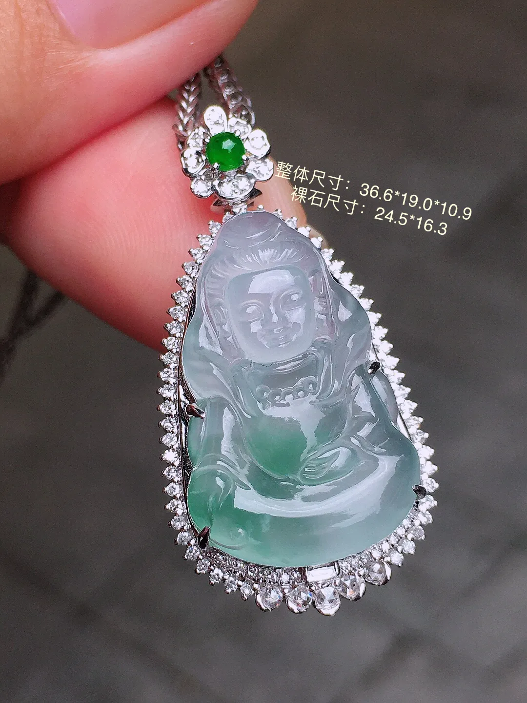 冰飘花观音吊坠，色泽艳丽，玉质细腻，荧光感超
强，饱满圆润，尽显优雅气质，18k
金豪华镶嵌