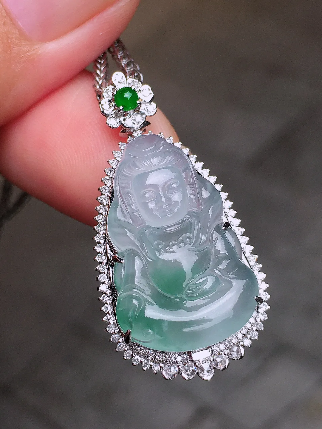 冰飘花观音吊坠，色泽艳丽，玉质细腻，荧光感超
强，饱满圆润，尽显优雅气质，18k
金豪华镶嵌