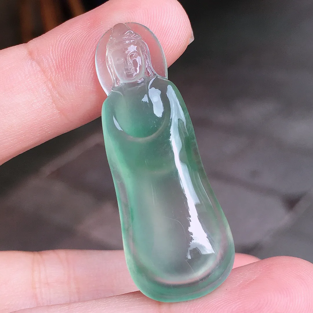 晴水观音吊坠，色泽均匀艳丽，玉质细腻，荧光感超
强，饱满圆润，尽显优雅气质，