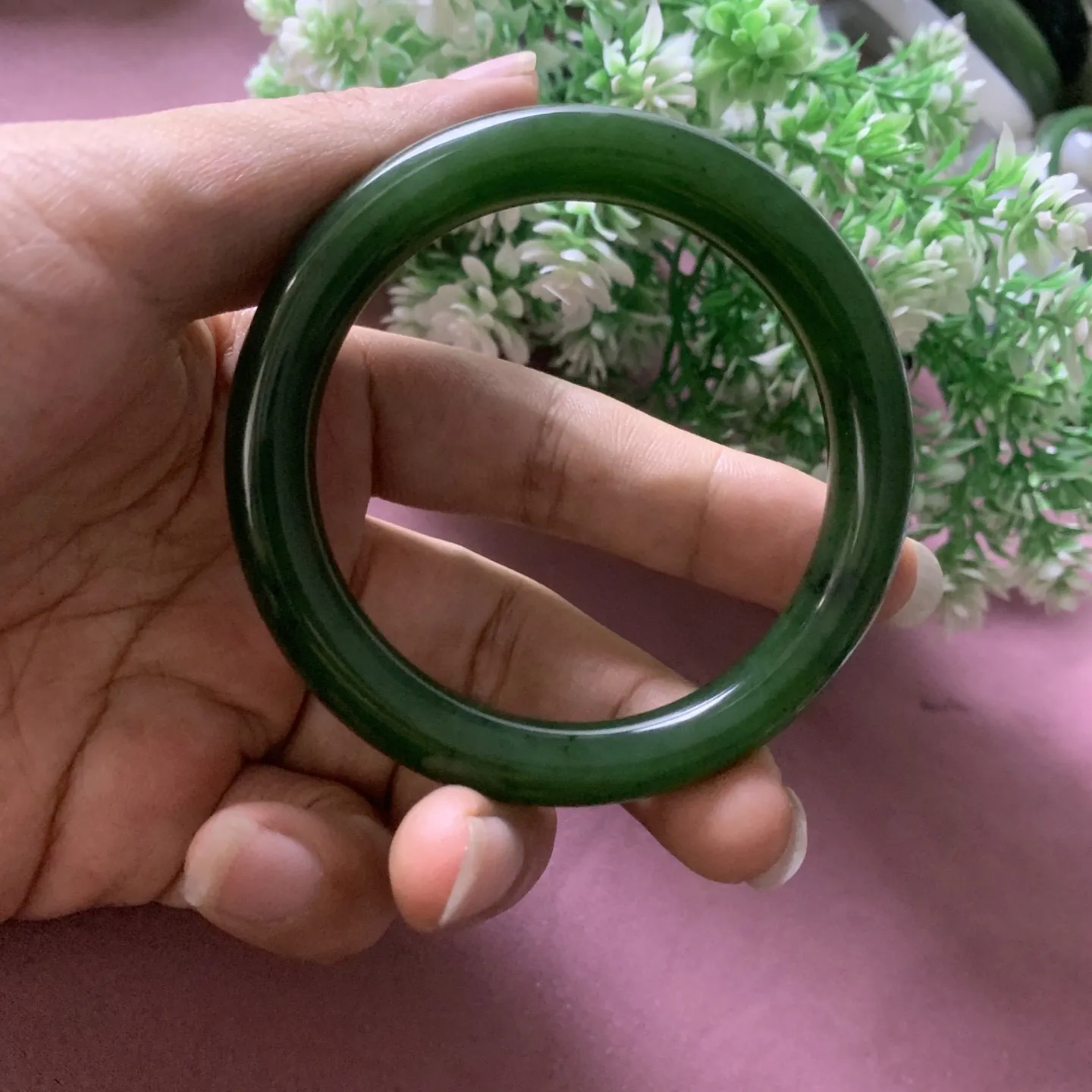 和田玉碧玉57圈口菠菜绿圆条手镯，圈口57宽9.8品质好，脂粉好，细腻油润，佩戴端庄典雅，低调内涵。