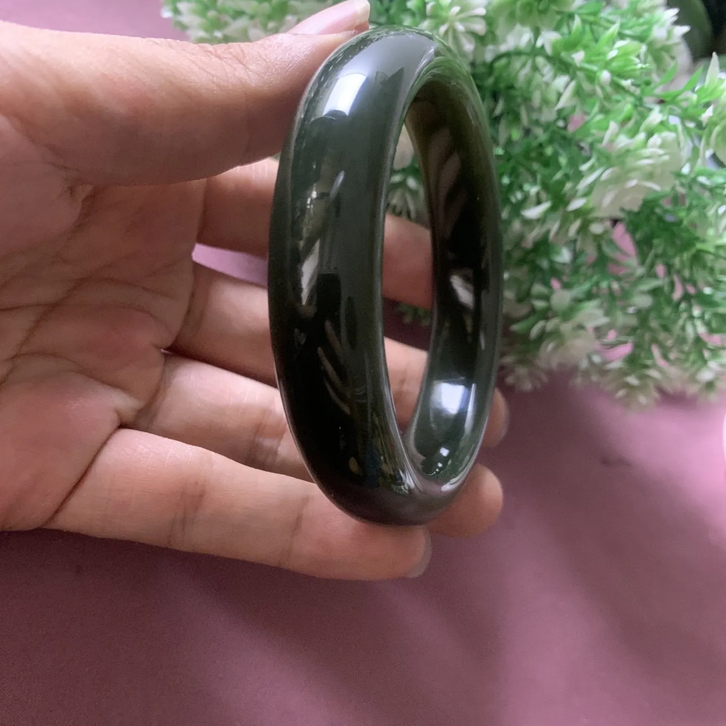 和田玉63圈口且末料手镯，圈口63宽15品质好，脂粉好，细腻油润，佩戴端庄典雅，低调内涵。