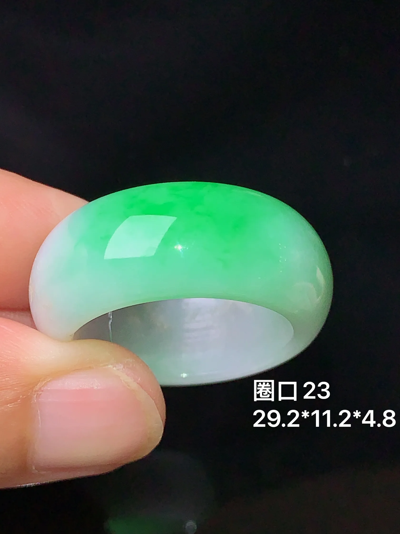 飘绿指环 玉质细腻 色泽清新艳丽 圈口23 整体尺寸29.2*11.2*4.8