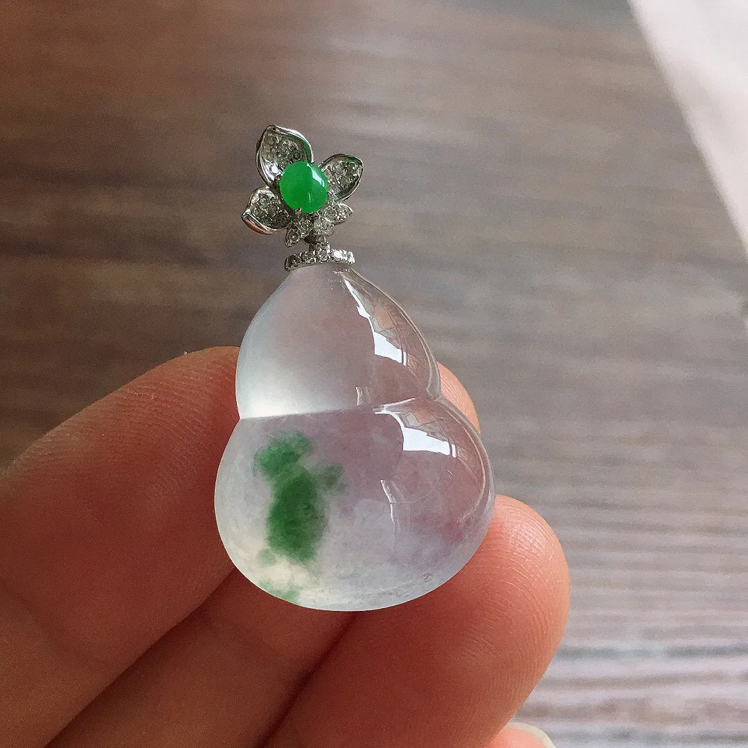 冰飘花葫芦吊坠，18k金镶嵌，冰润饱满，玉质细腻，种水足 裸石23.6*18.5*8.3
