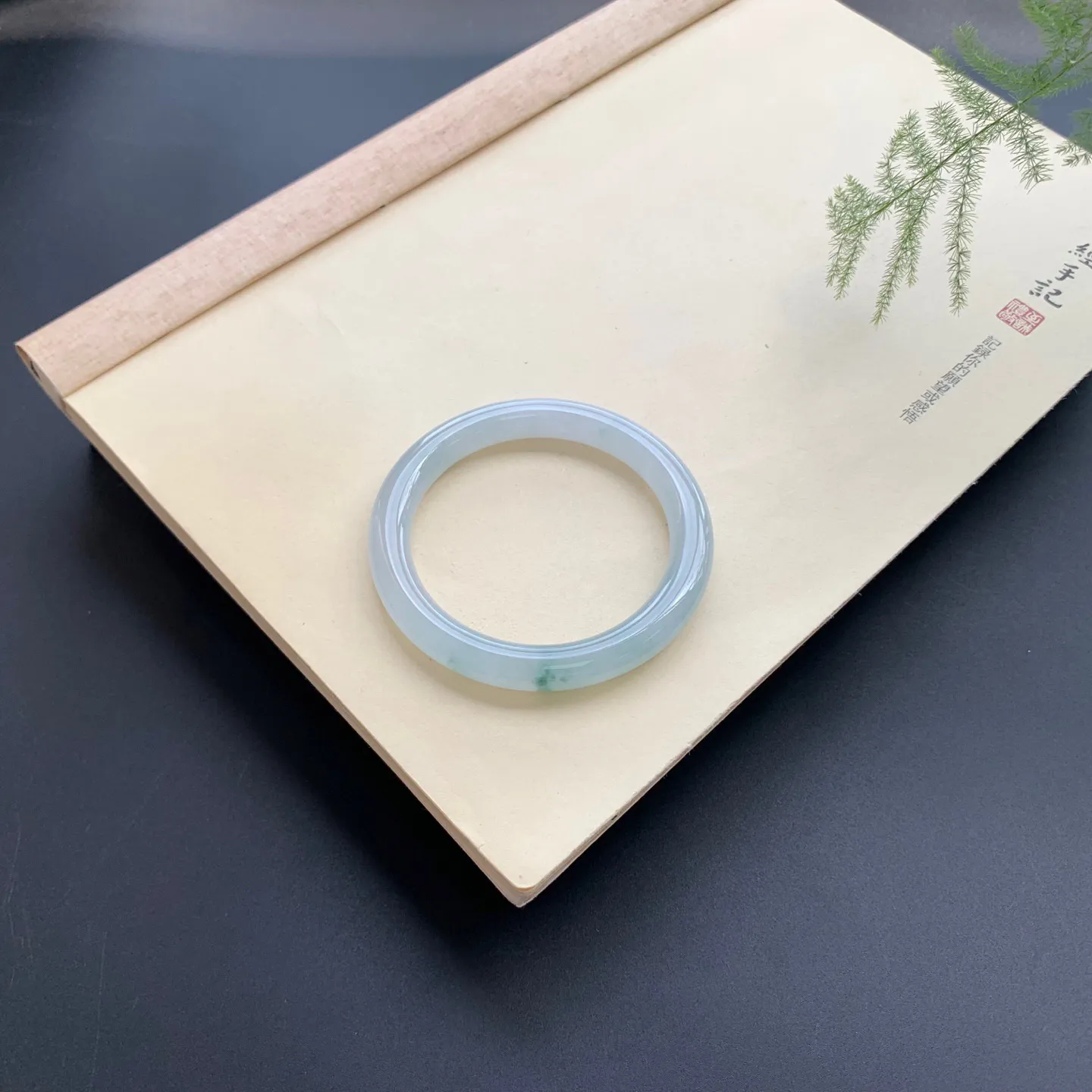 55圈口冰飘花圆条手镯 尺寸：55-8.8-9，花色飘逸，水润饱满