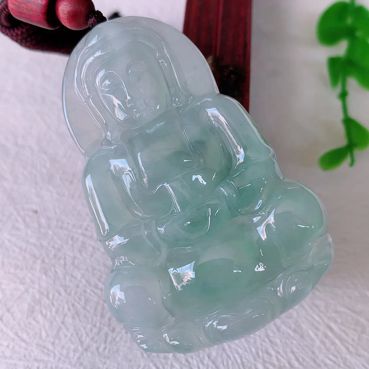 自然光实拍，冰种飘花观音吊坠，赐福翡翠观音，翠绿迷人，观音面相端庄，佩戴时尚出众！#46.9