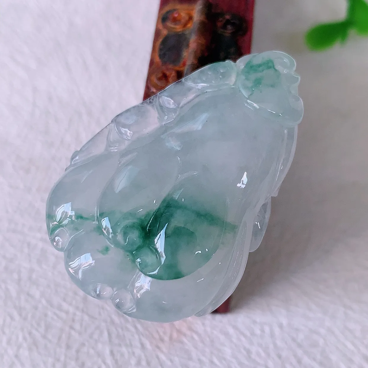 自然光实拍，冰种飘花翡翠佛手吊坠，种老水足，雕工精湛 ，寓意美好，佩戴时尚出众！#46.9