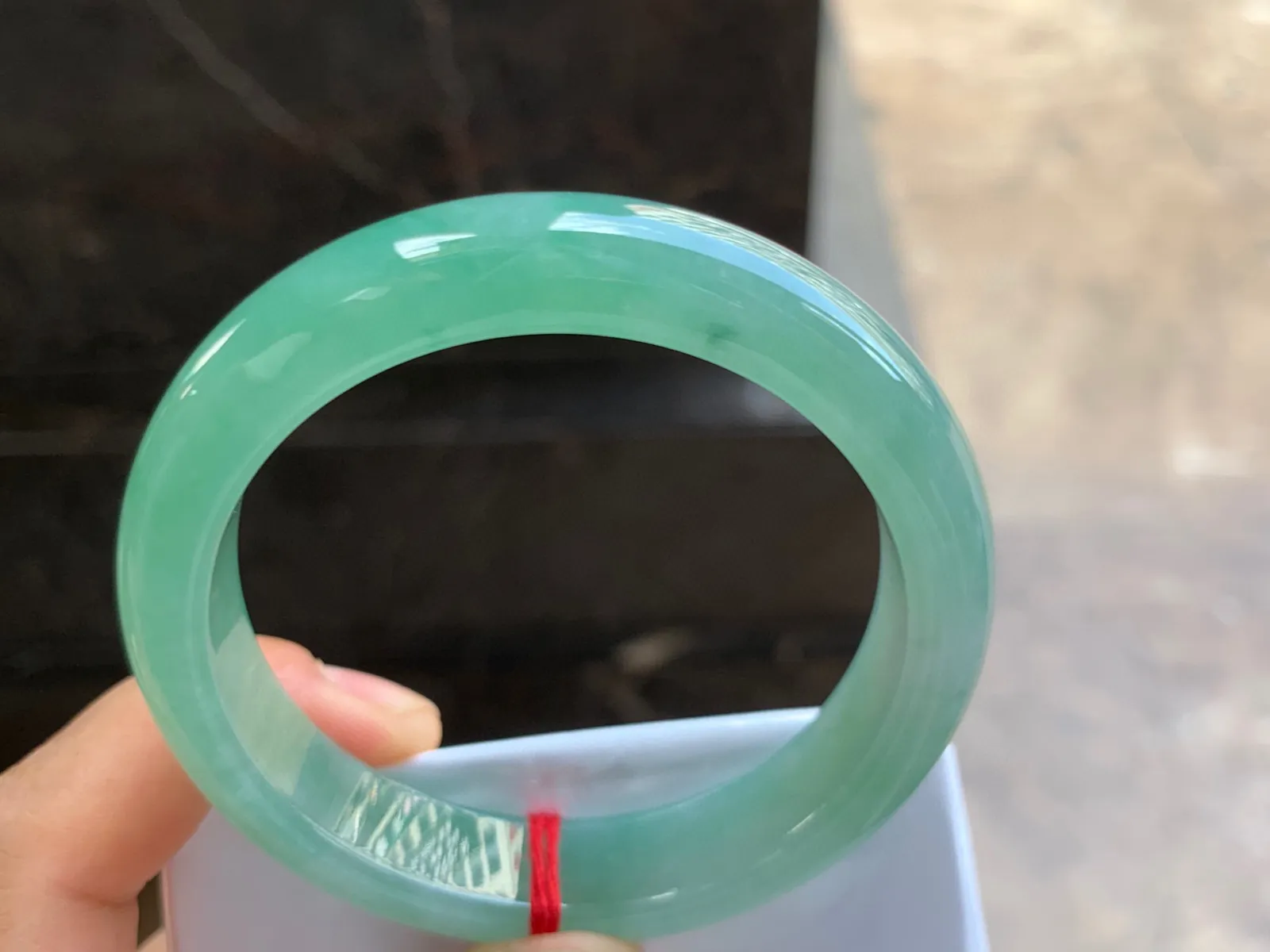 53-12-7.7mm
果绿色手镯 种好水润 翠绿清新 漂亮