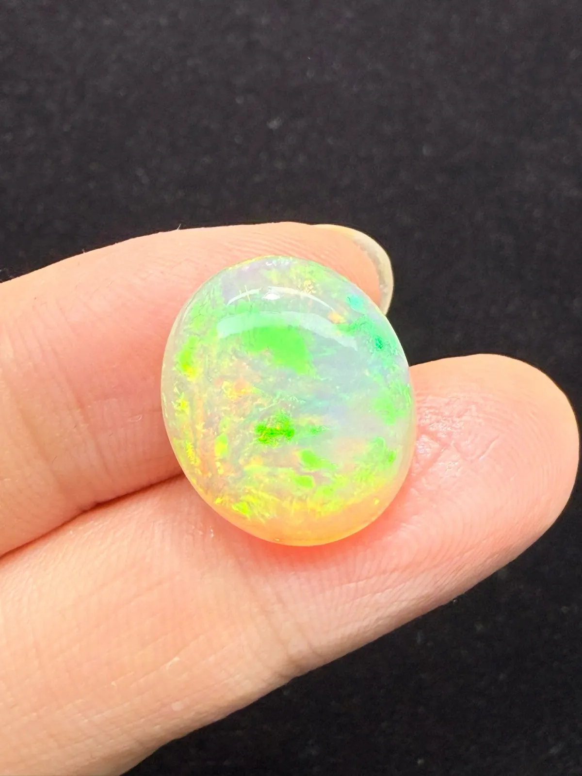 9.45ct天然彩欧泊裸石，尺寸17.9*15.2*7.2mm，颜色美艳，油画般色彩，火彩足。
