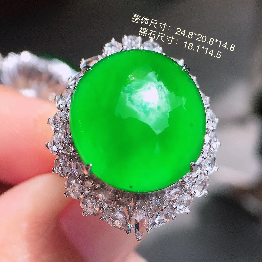阳绿蛋面戒指，色泽均匀艳丽，玉质细腻，荧光感超
强，饱满圆润，尽显优雅气质，18k
金豪华镶嵌