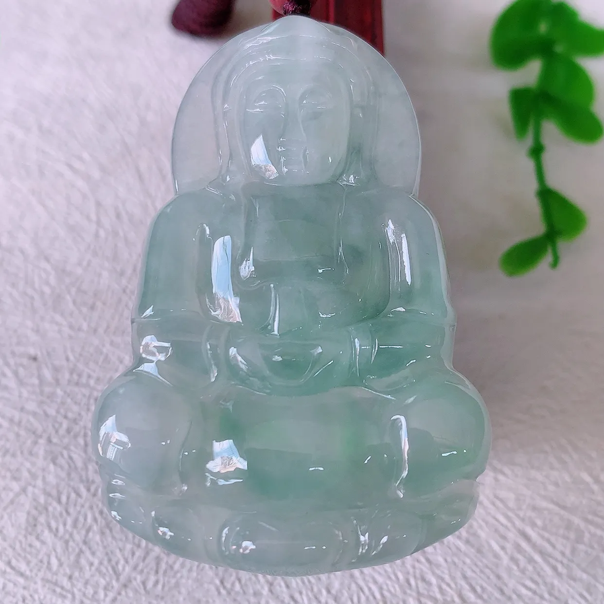 自然光实拍，冰种飘花观音吊坠，赐福翡翠观音，翠绿迷人，观音面相端庄，佩戴时尚出众！#46.9