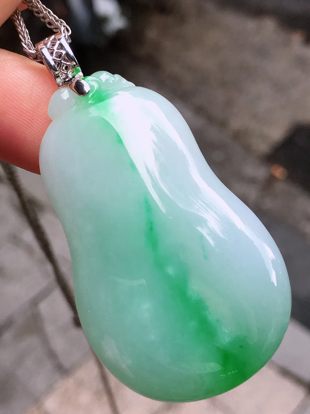 飘绿福瓜吊坠，色泽艳丽，玉质细腻，荧光感超
强，饱满圆润，尽显优雅气质，18k
金豪华镶嵌