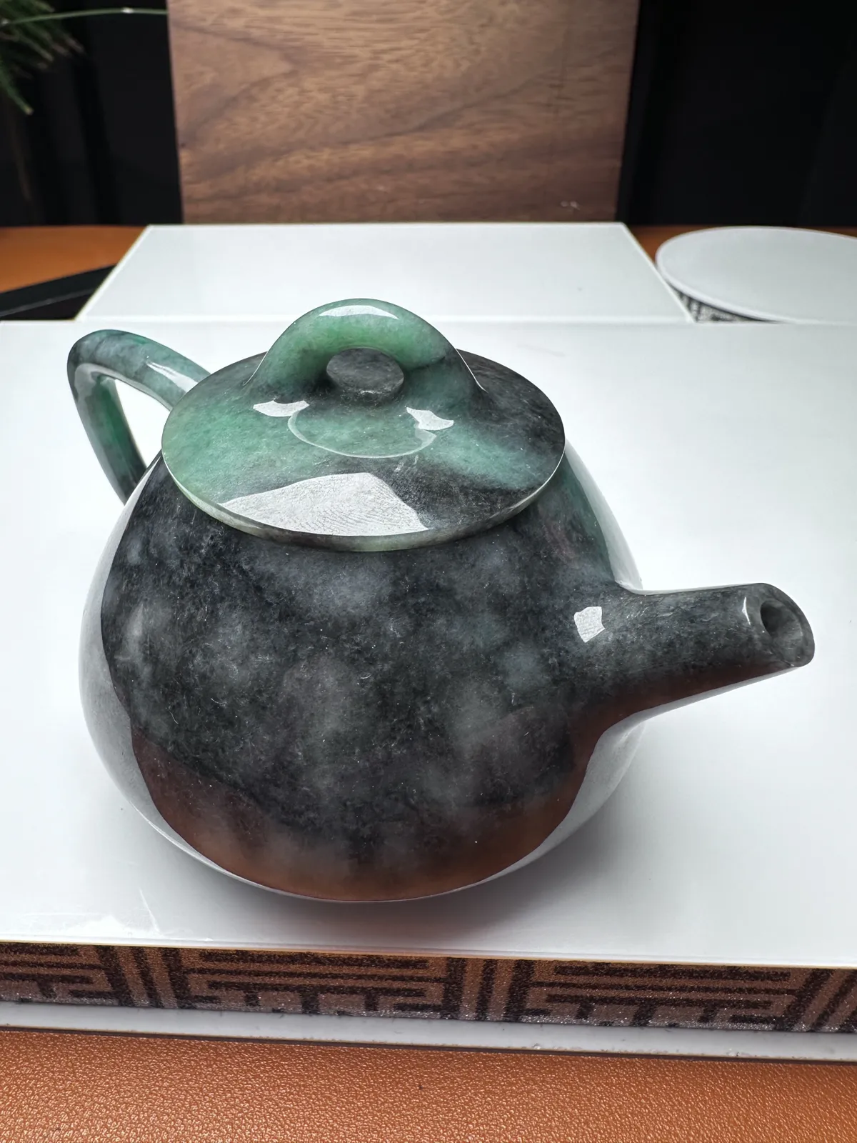 【西施壶】飘绿乌鸡雕刻制作，很考究，内外兼修，收藏摆放佳品。