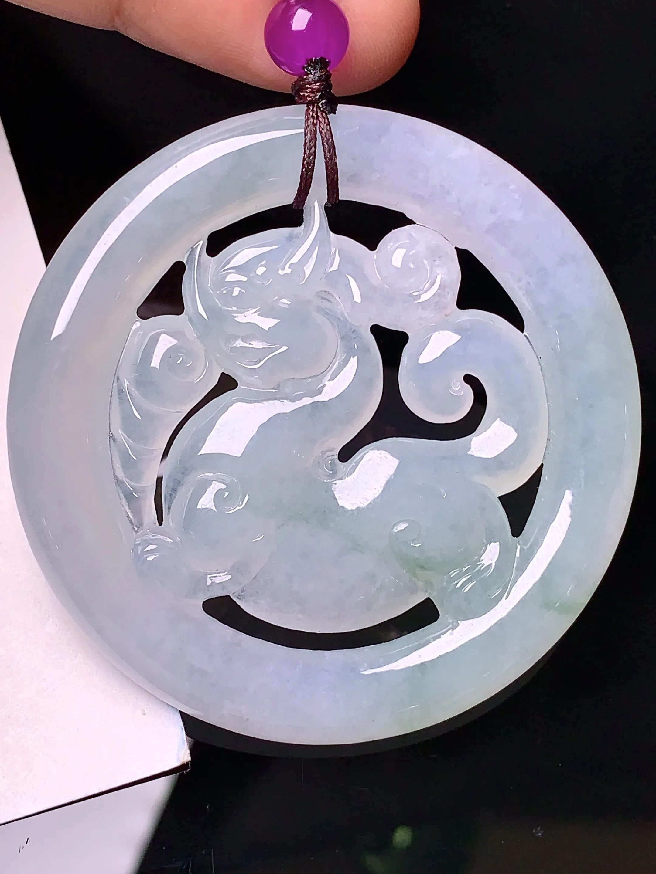 飘绿麒麟牌吊坠 玉质细腻 色泽清新艳丽 整体尺寸50.2*5.3