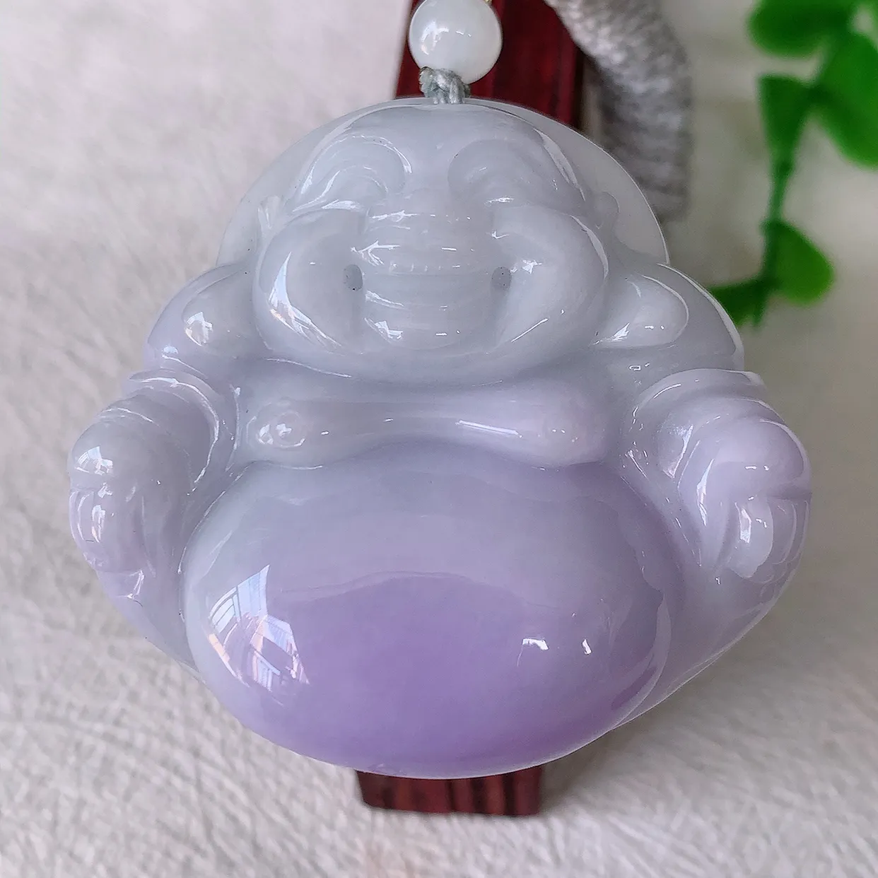 自然光实拍，大件厚装紫罗兰翡翠佛公吊坠，翡翠笑佛，饱满，开脸喜庆，配戴优雅迷人！#46.9