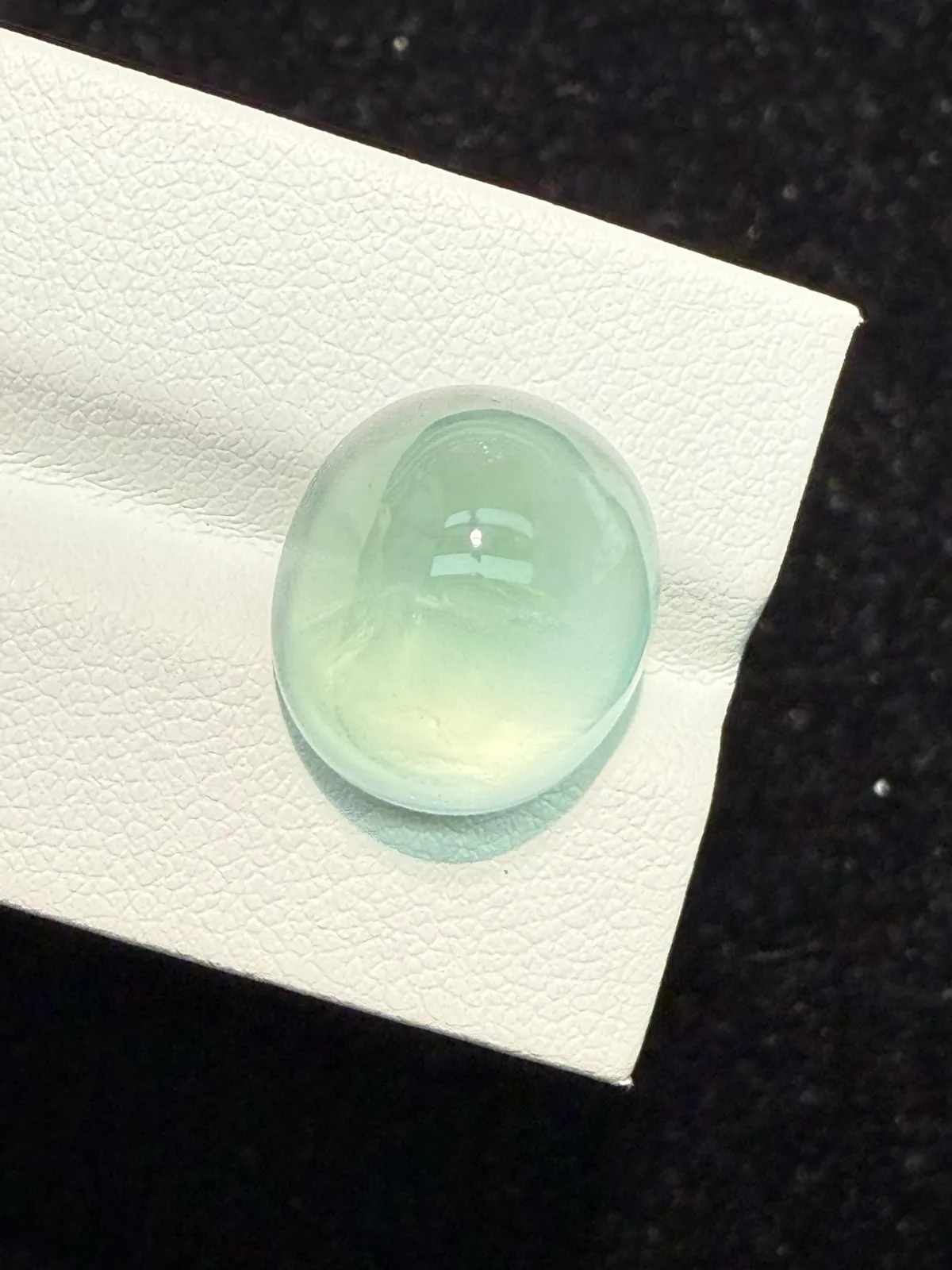 15.61ct天然葡萄石裸石，尺寸15.6*13.8*9.9 毫米，颜色美艳，微棉，冰透，起荧光