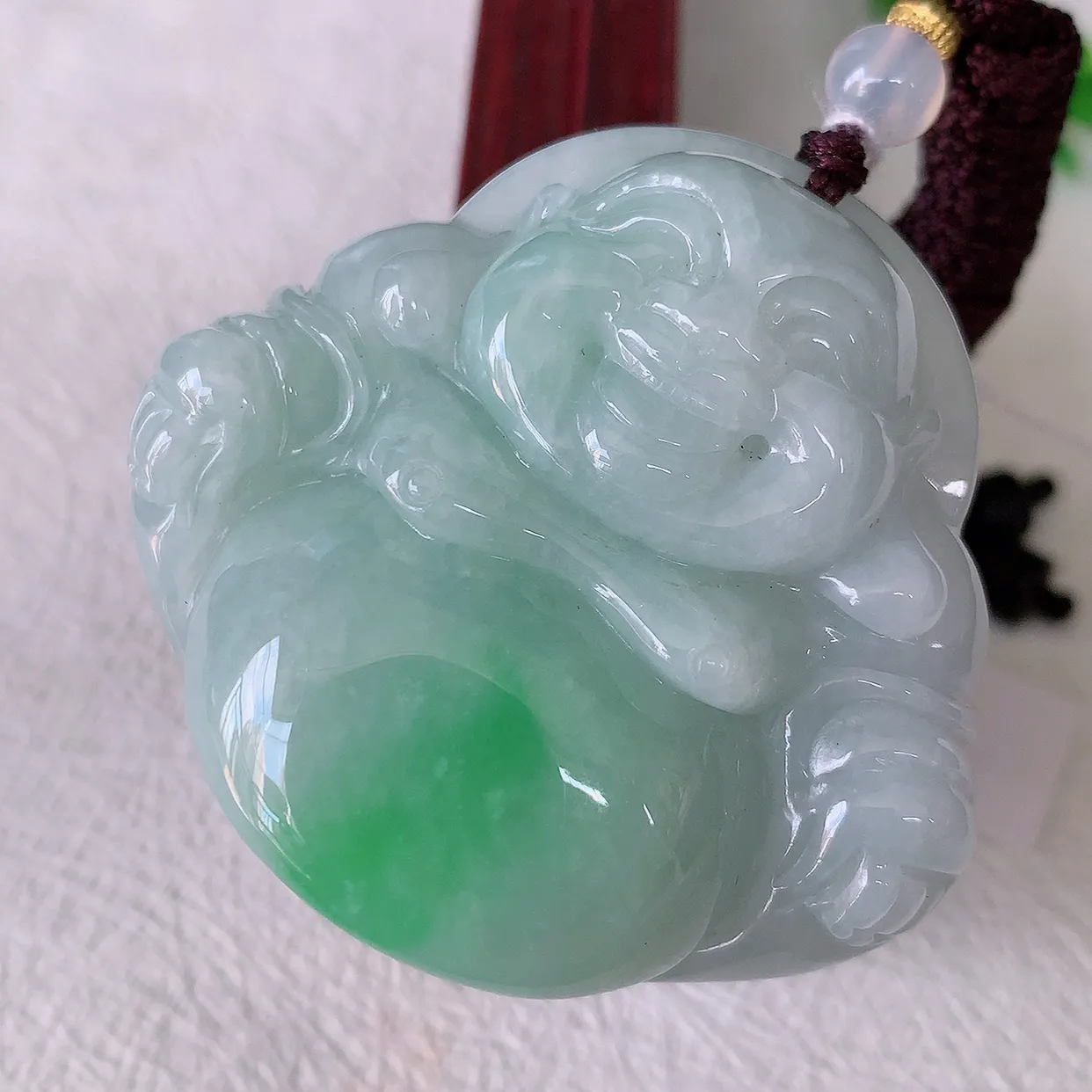 自然光实拍，大件厚装飘绿佛公吊坠，翡翠笑佛，饱满，开脸喜庆，配戴优雅迷人！#46.9