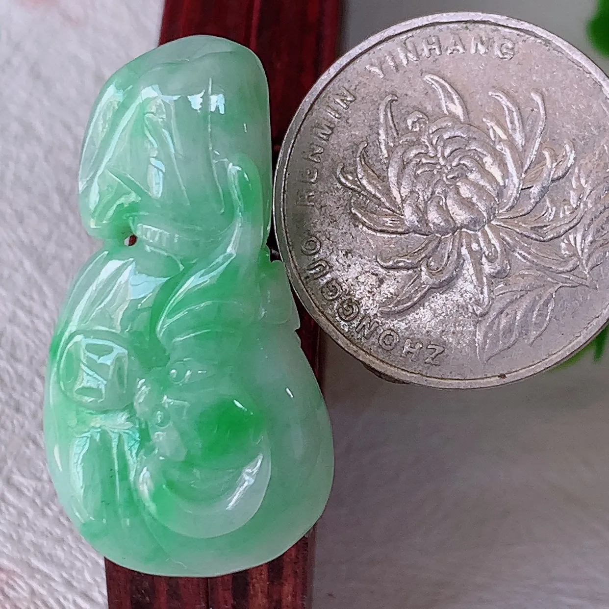 自然光实拍，冰润飘绿翡翠招财钱袋子吊坠，种老水足，雕工精湛 ，寓意美好，佩戴时尚出众！#05.9