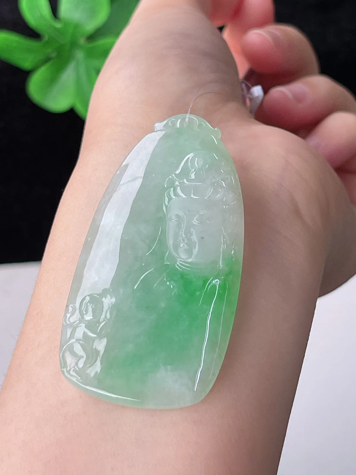 翡翠冰糯种飘绿观音吊坠