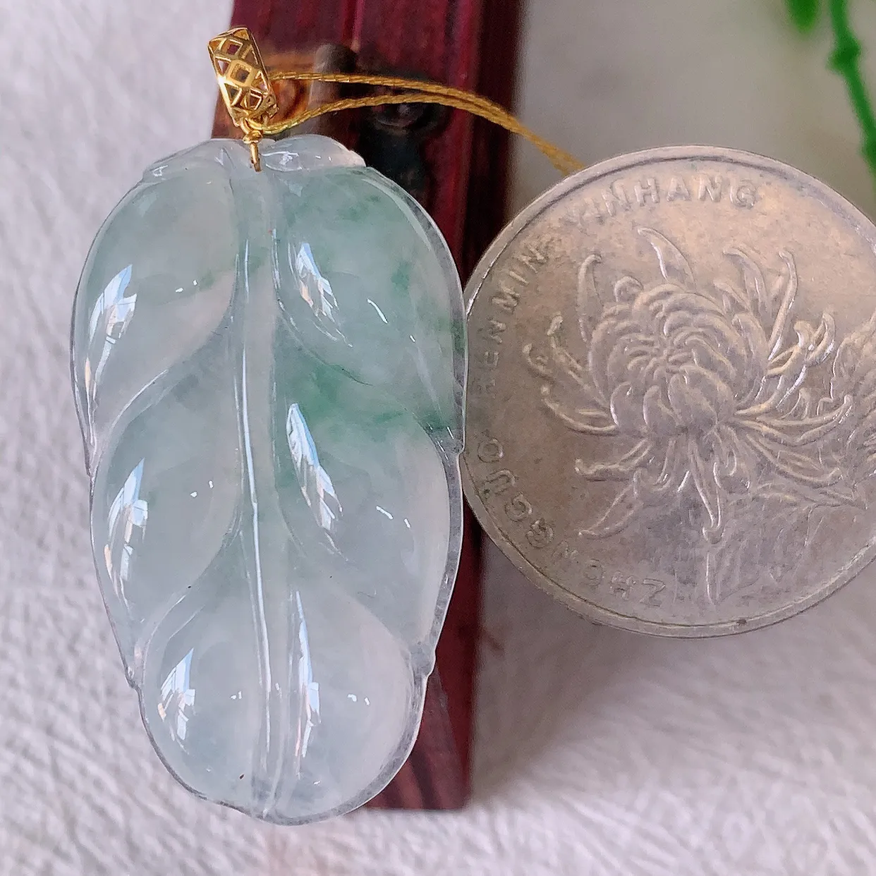18K金镶嵌冰种飘花翡翠叶子吊坠 ，种水足，色泽清新，工艺精湛，叶子寓意美好；金枝玉叶，事业有成。#00.9